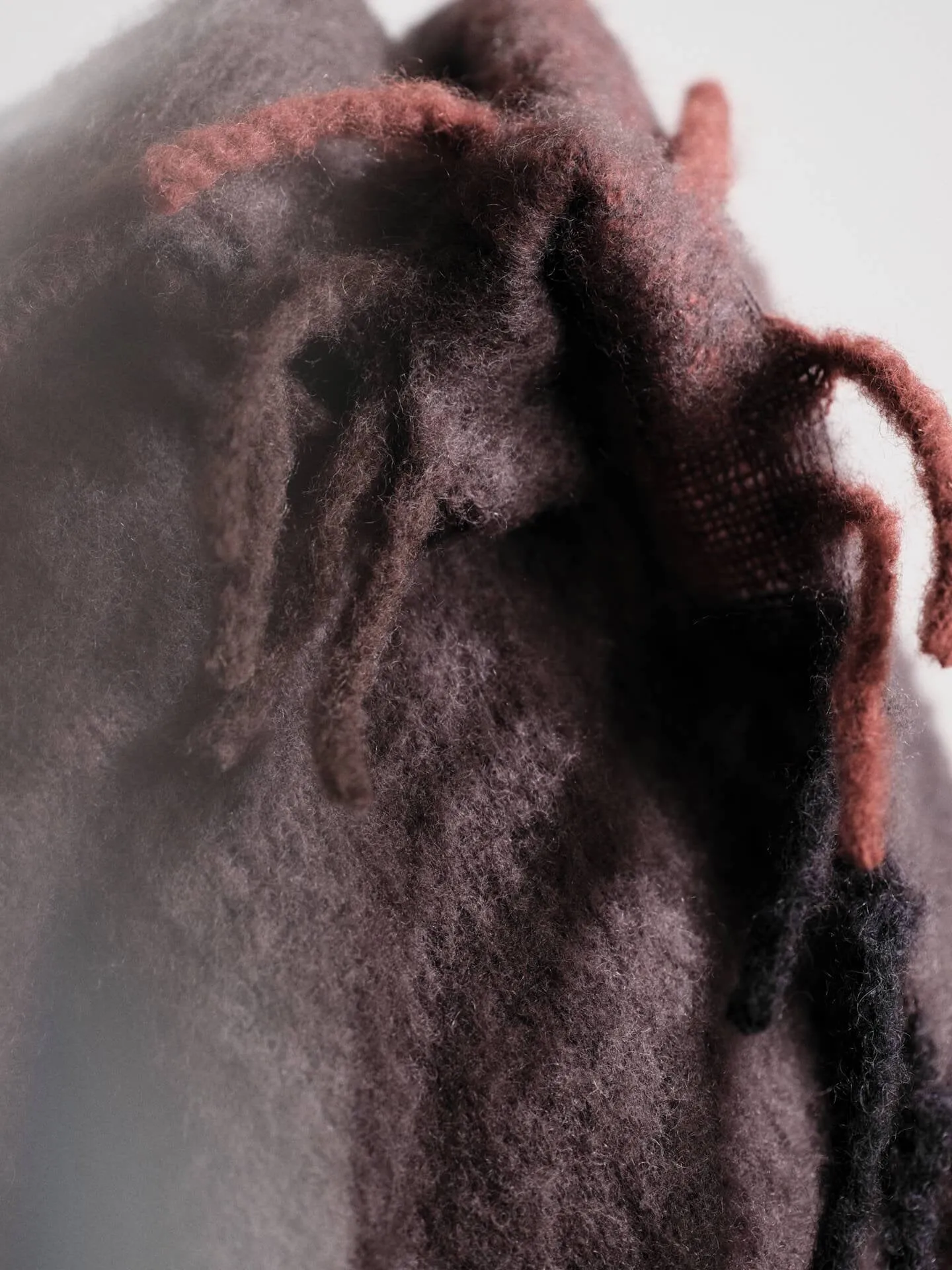 Blur Mohair-Decke, Dark chocolate-Oxidrot, 130x170 cm Ferm Living
