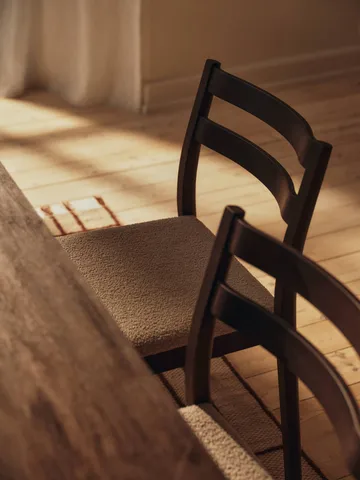 Boda Stuhl - Gepolsterter Sitz soft bouclé, dunkel gebeizte Buche-natural - Ferm Living