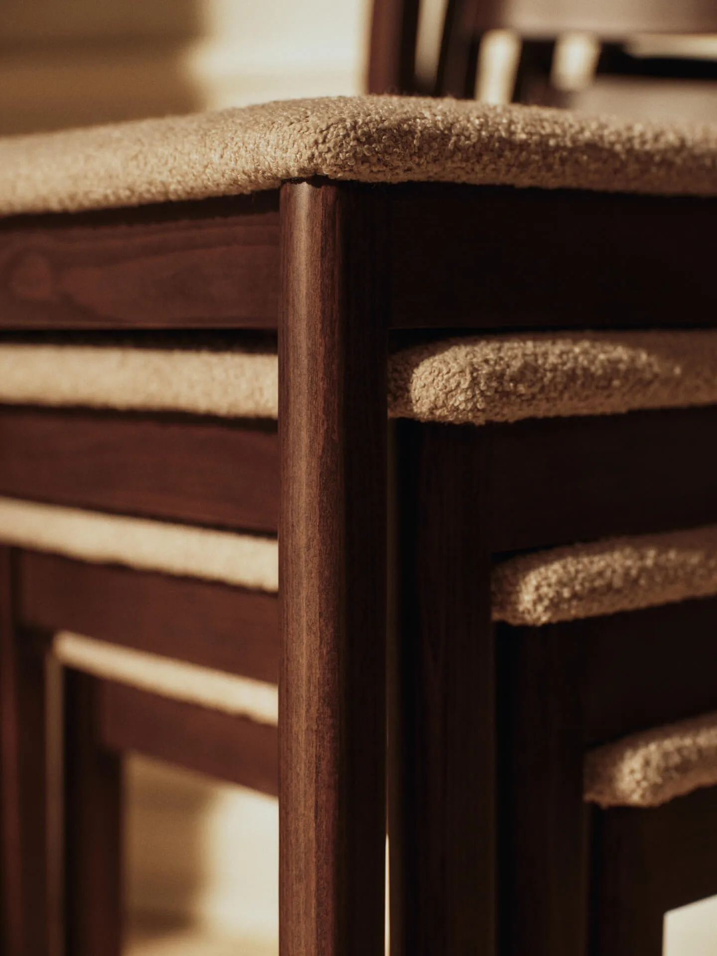 Boda Stuhl, Gepolsterter Sitz soft bouclé, dunkel gebeizte Buche-natural Ferm Living