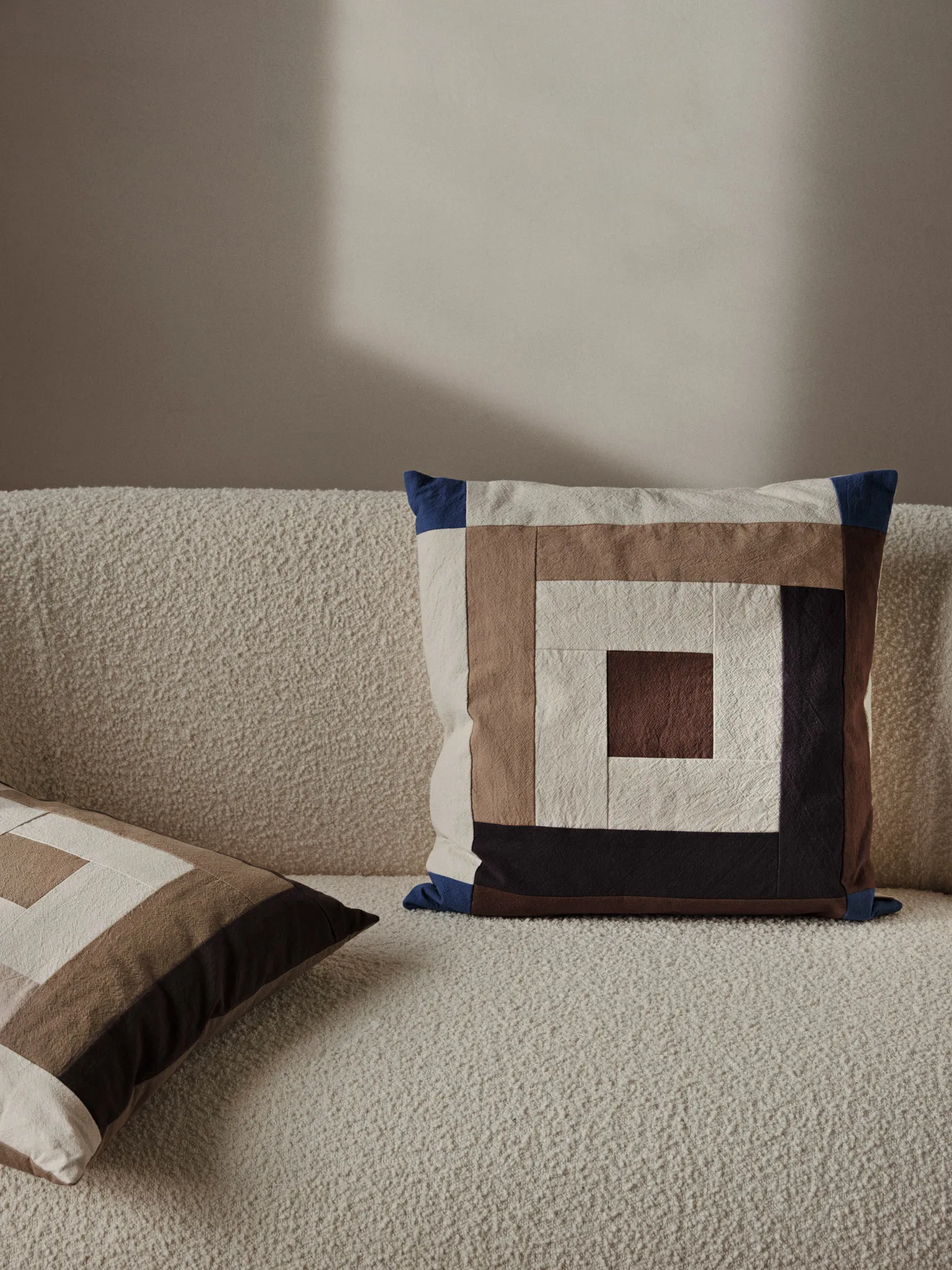 Border patchwork Kissenbezug 50x50 cm, Carob brown-bright blue Ferm Living