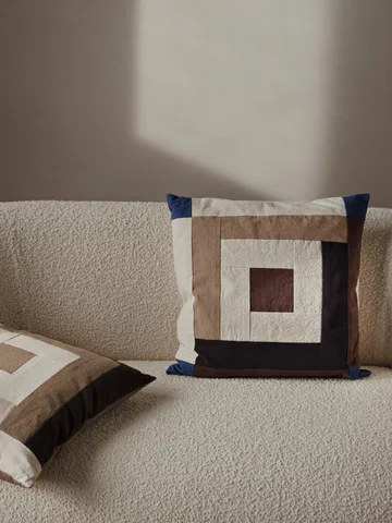 Border patchwork Kissenbezug 50x50 cm - Carob brown-bright blue - Ferm Living