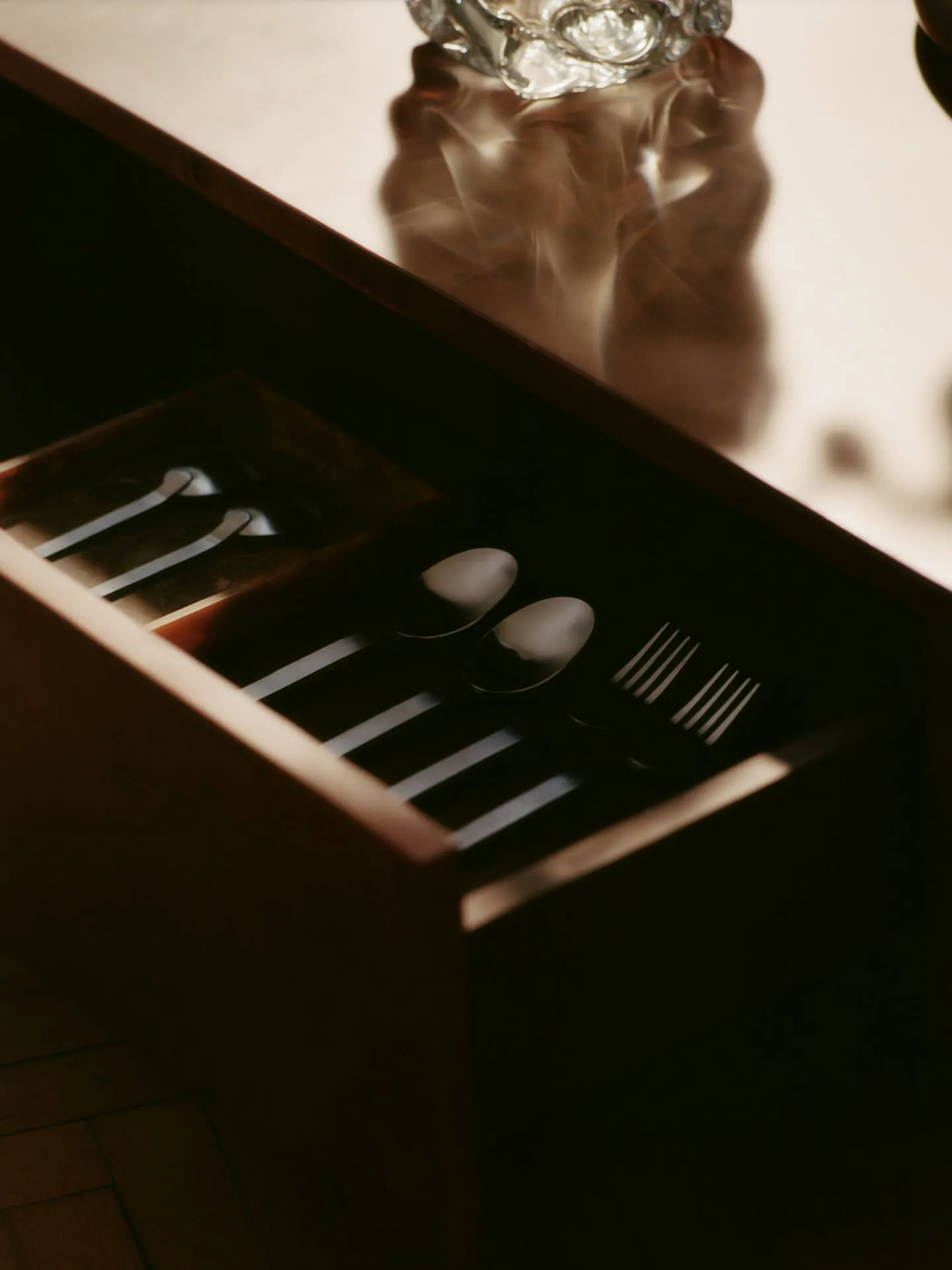 Burl storage Beistelltisch 70x70 cm, Dark stained burl Ferm Living