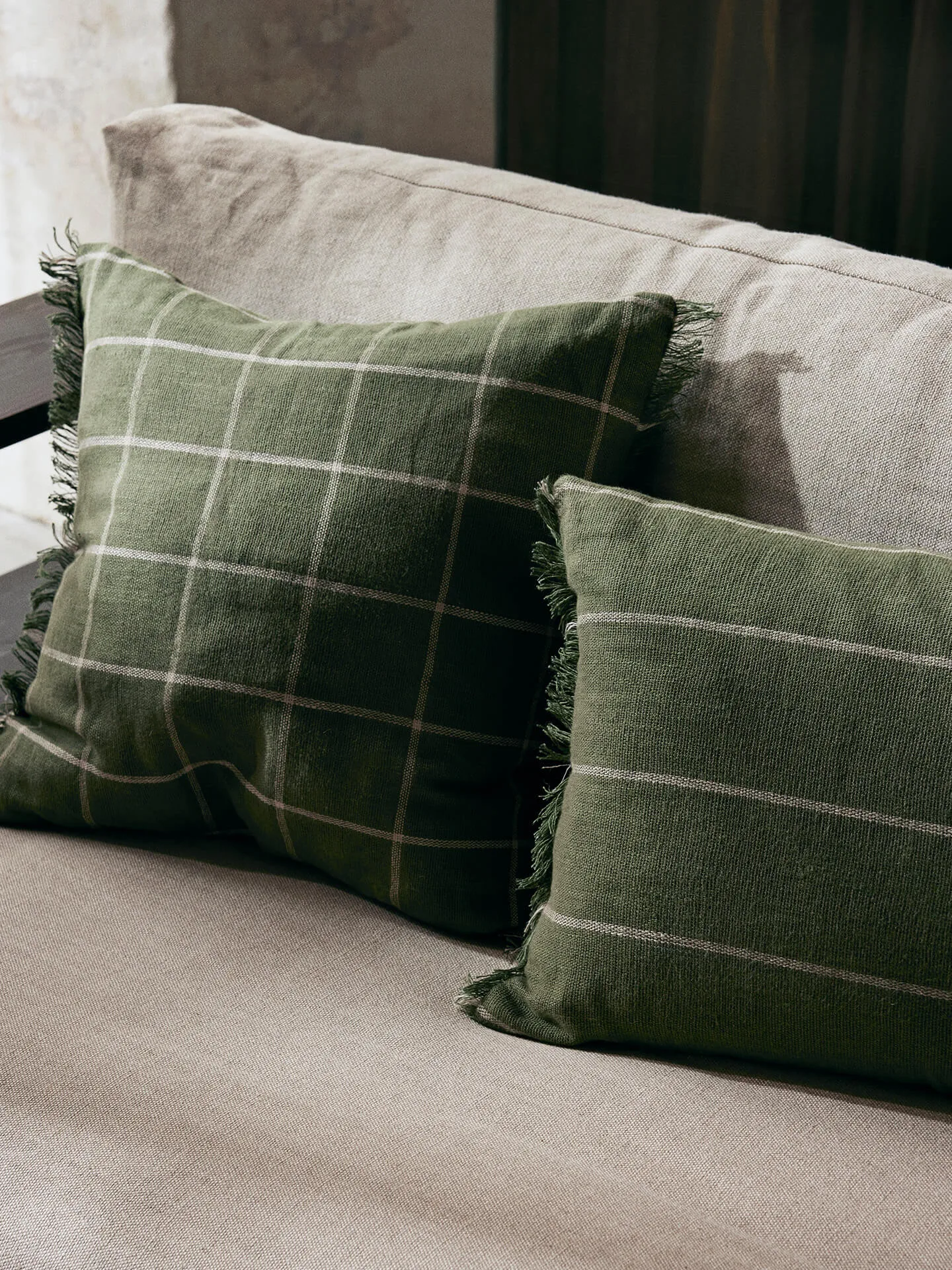 Calm Kissenbezug 40x60 cm, Olive-Off-white Ferm Living
