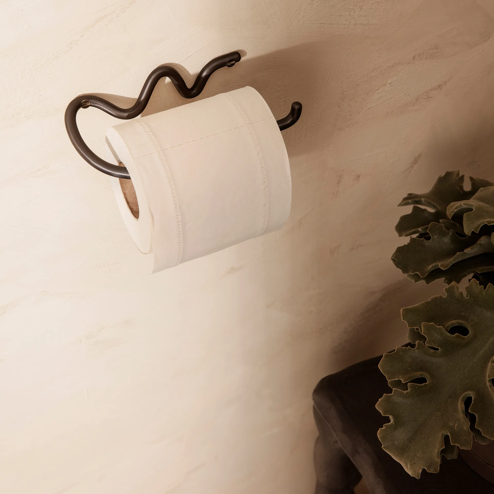 Curvature Toilettenpapierhalter, Schwarz Messing Ferm Living