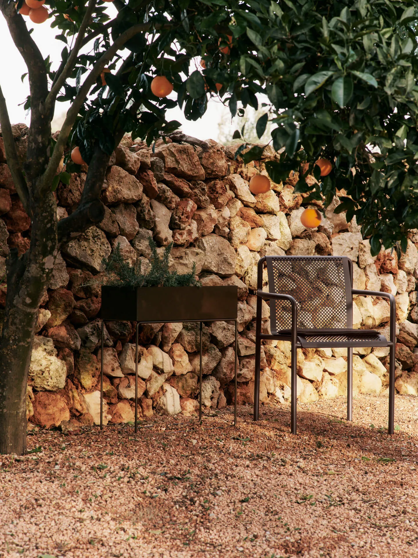 Dapple Stuhl mit Armlehnen, Dark Chocolate Ferm Living