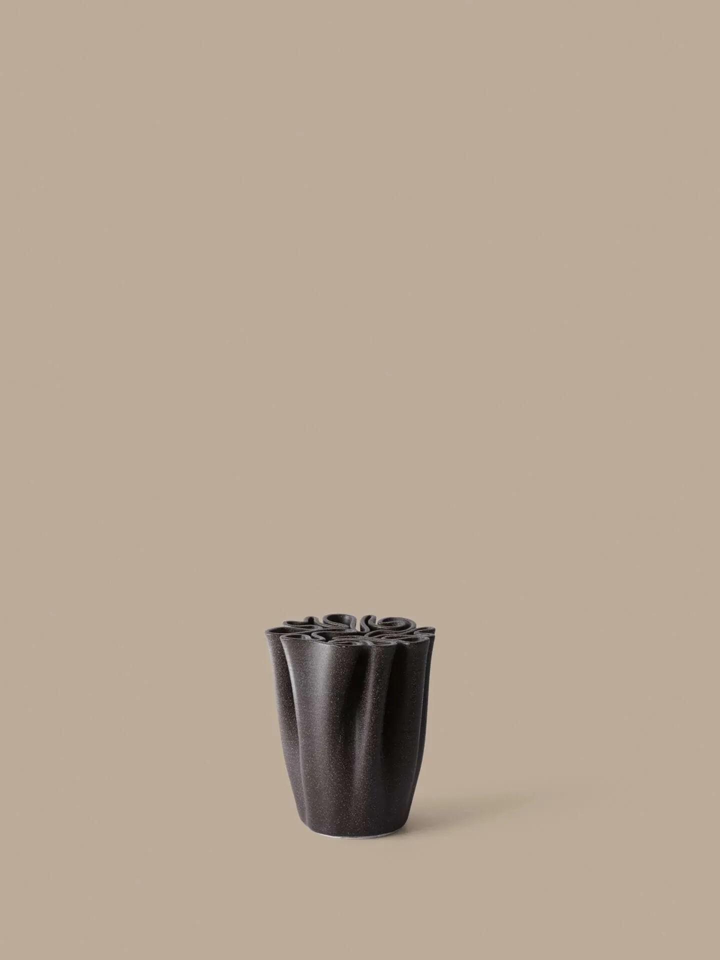 Dedali Vase 18 cm, Dunkelbraun Ferm Living