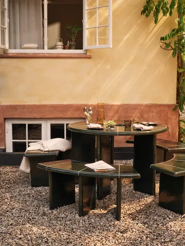 Deya curved Sitzbank - Dunkelgrün, 110x40x45,5 cm - Ferm Living