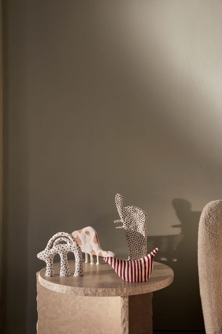 Donna Skulptur, White, red Ferm Living