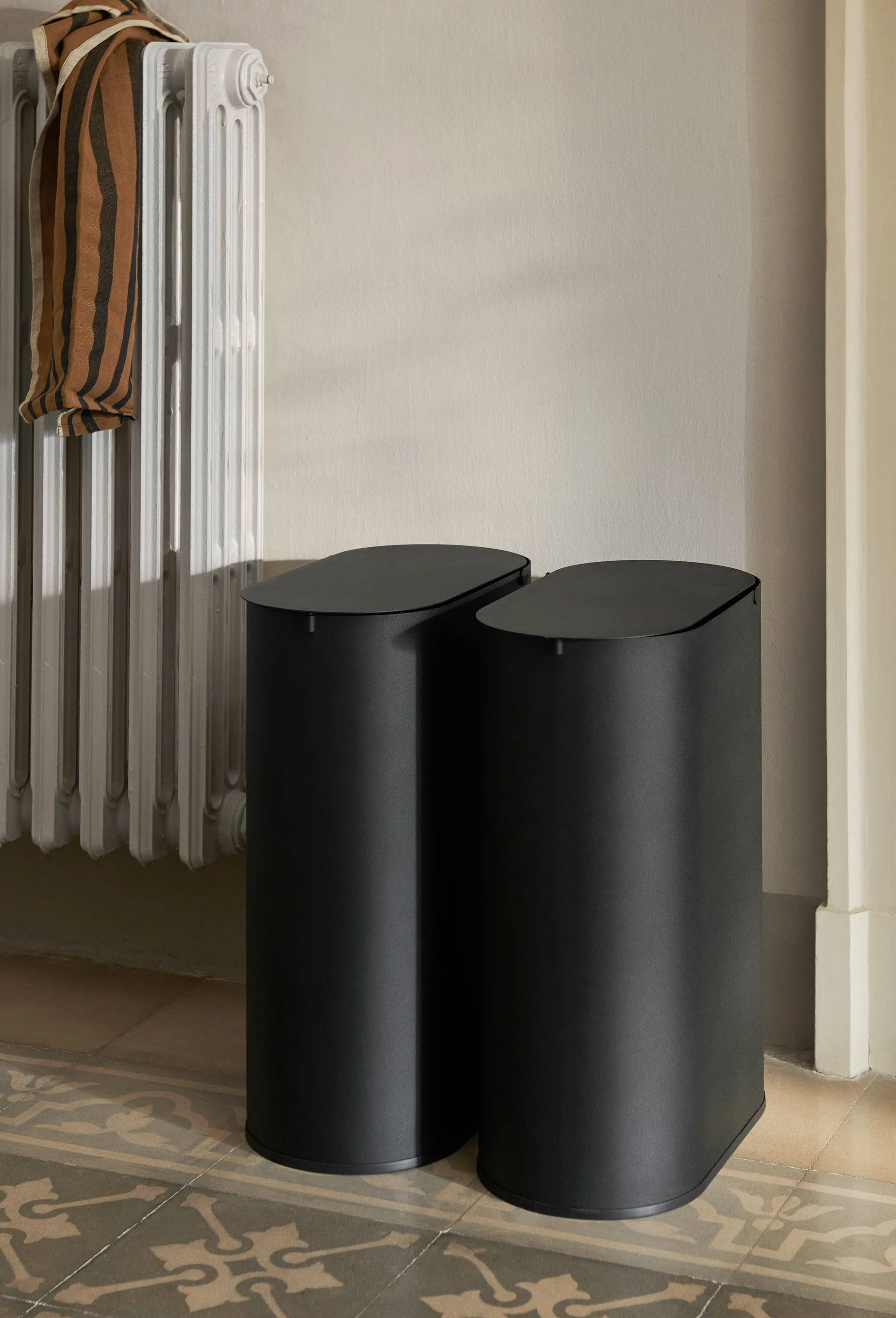 Enkel Abfalleimer medium, Black Ferm Living