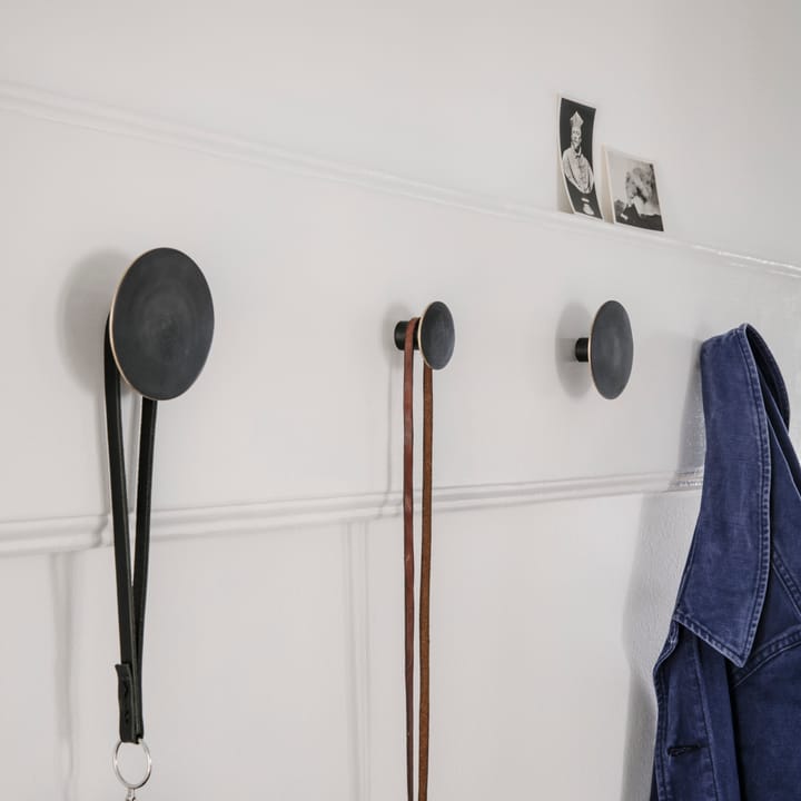 Flat Circle Wandhaken schwarz-Messing, Ø4 cm Ferm Living
