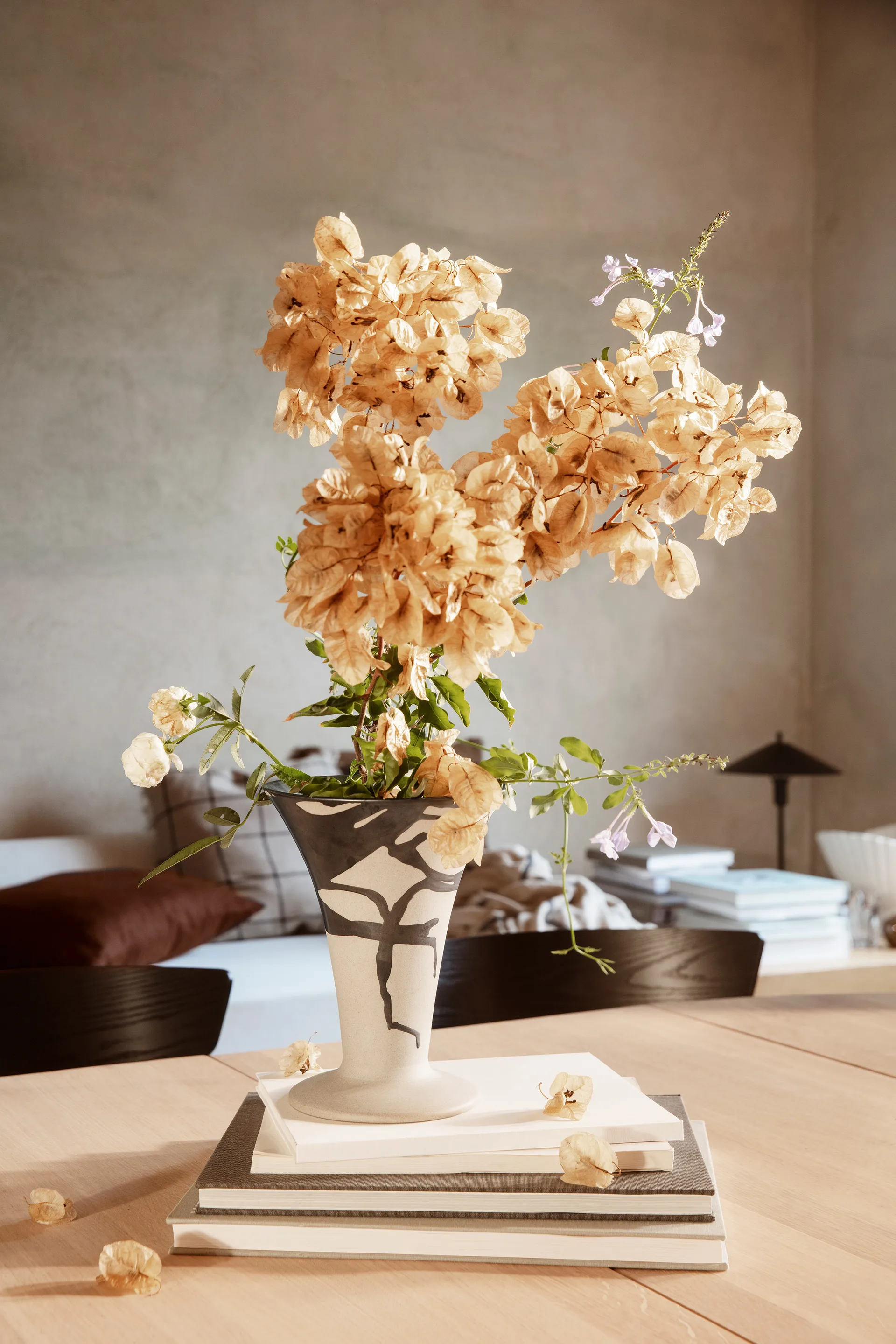 Flores Vase 23cm, Sand-black Ferm Living