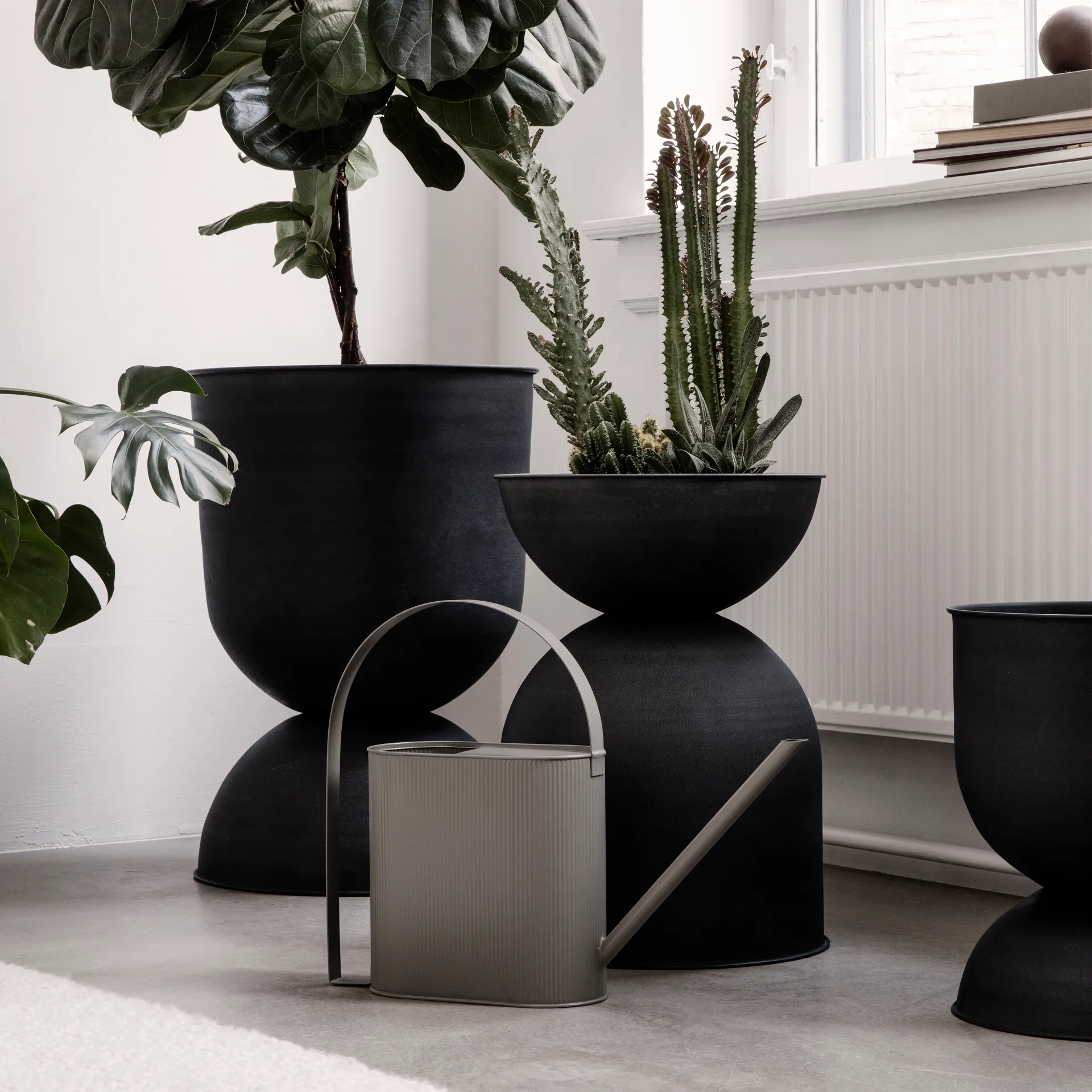 Hourglass Blumentopf groß Ø50 cm, Schwarz-dunkelgrau Ferm Living
