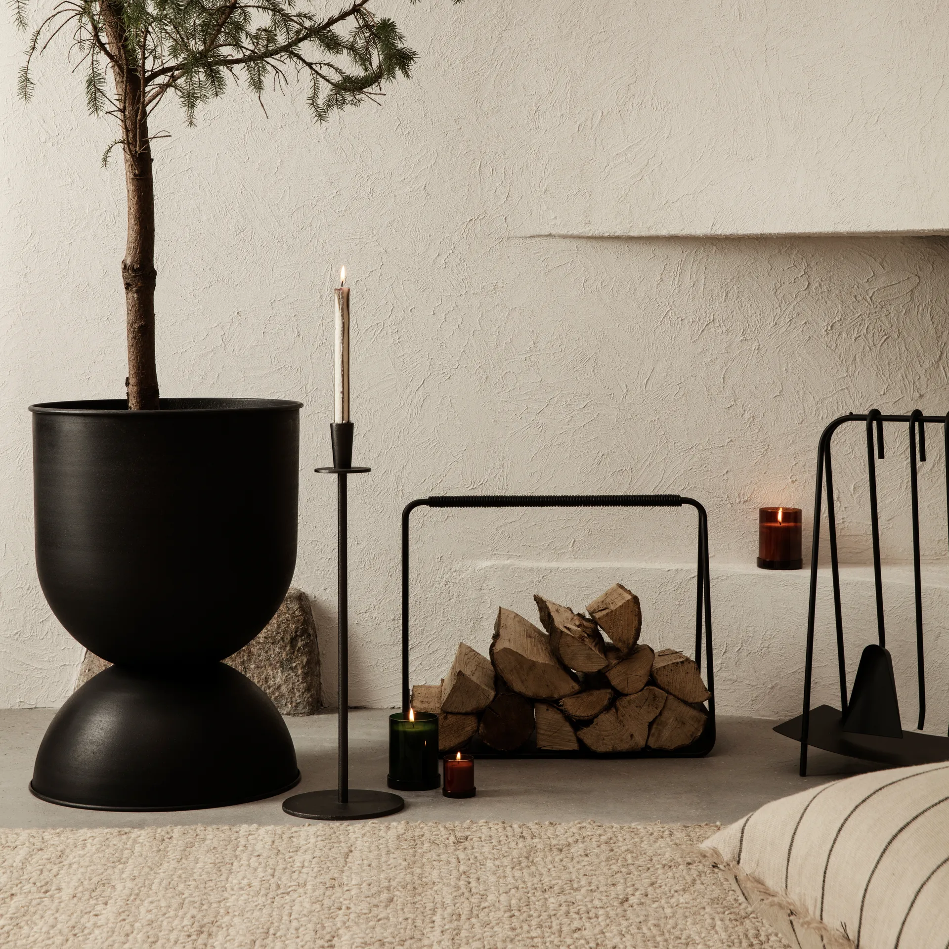 Hourglass Blumentopf groß Ø50 cm, Schwarz-dunkelgrau Ferm Living