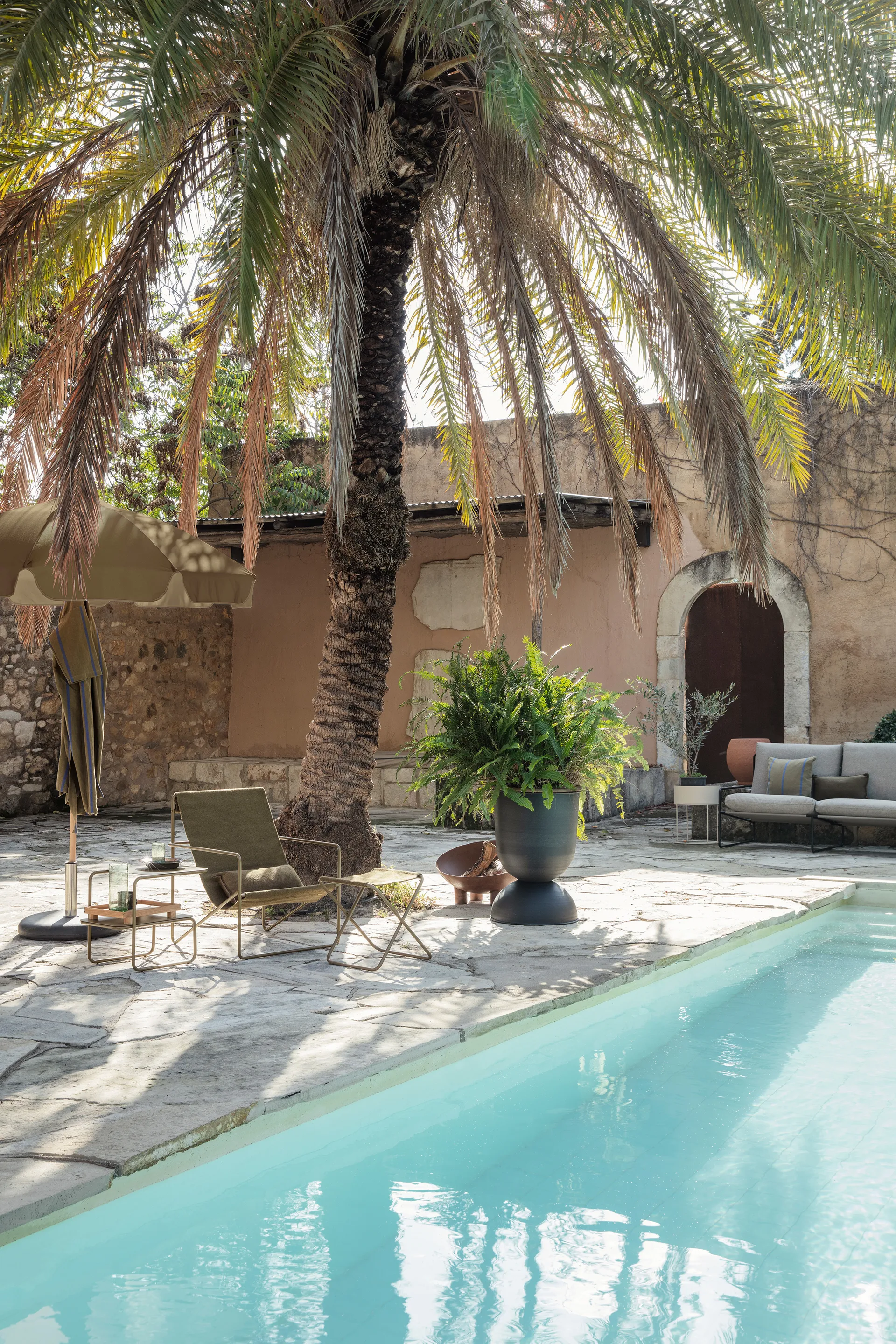 Hourglass Blumentopf groß Ø50 cm, Schwarz-dunkelgrau Ferm Living