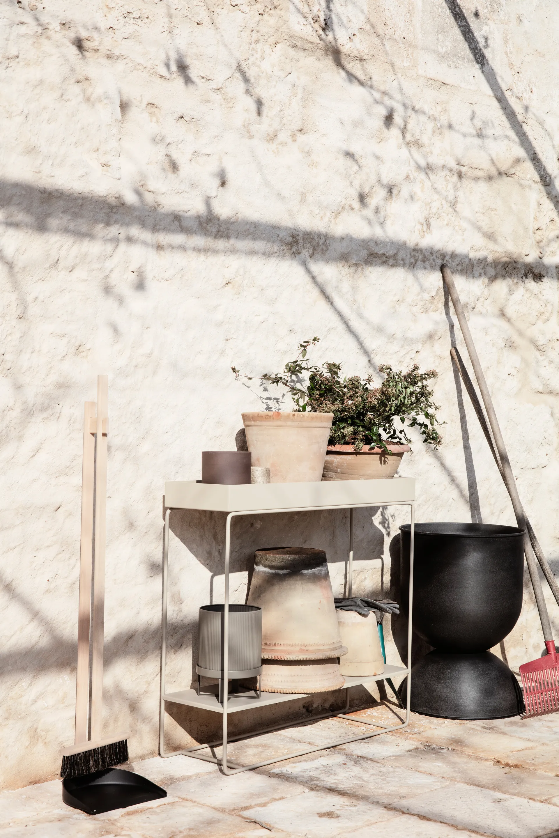 Hourglass Blumentopf medium Ø41 cm, Schwarz-dunkelgrau Ferm Living