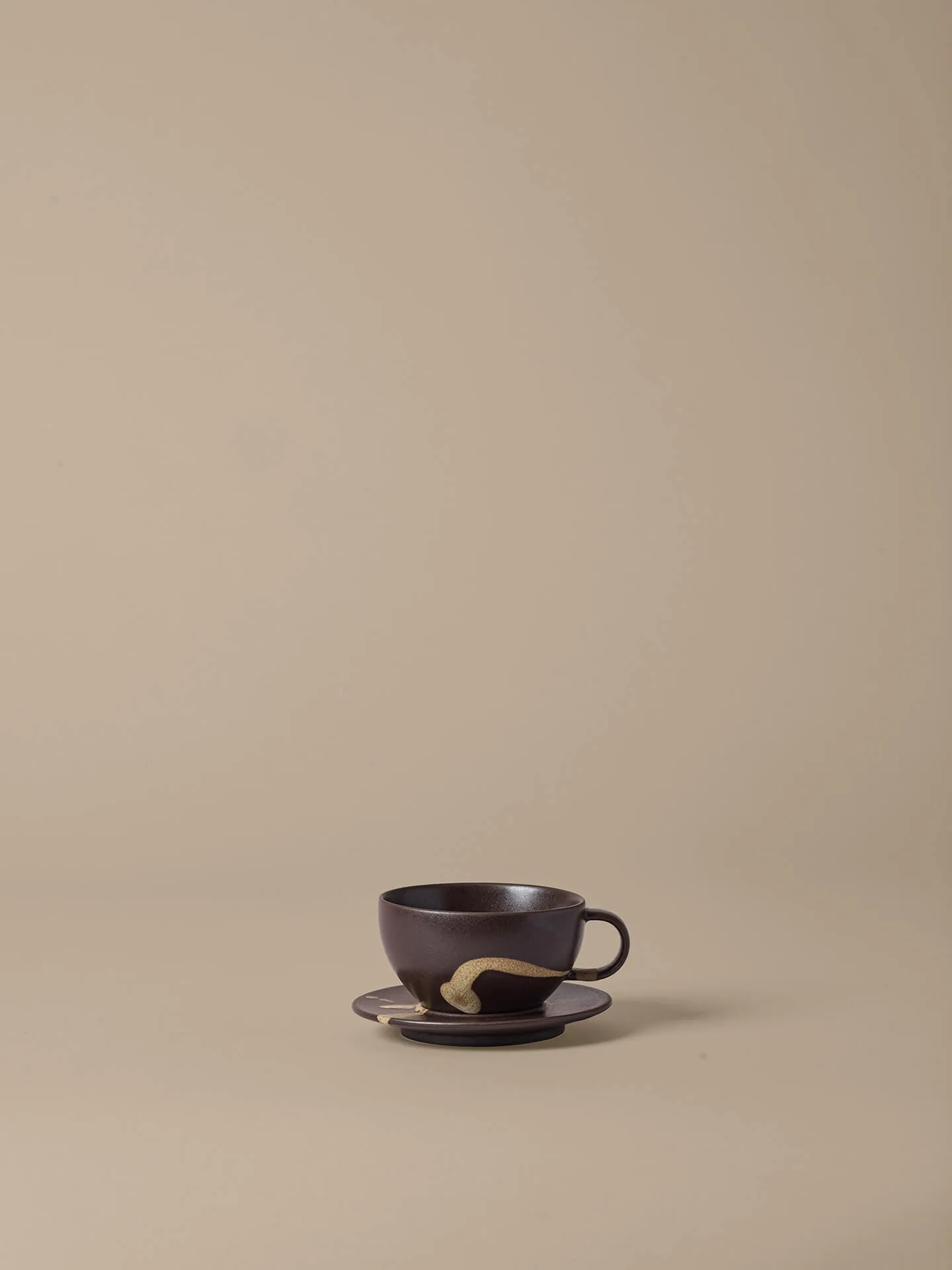 Koyo Tasse mit Untertasse 36 cl, Dark brown-buff Ferm Living