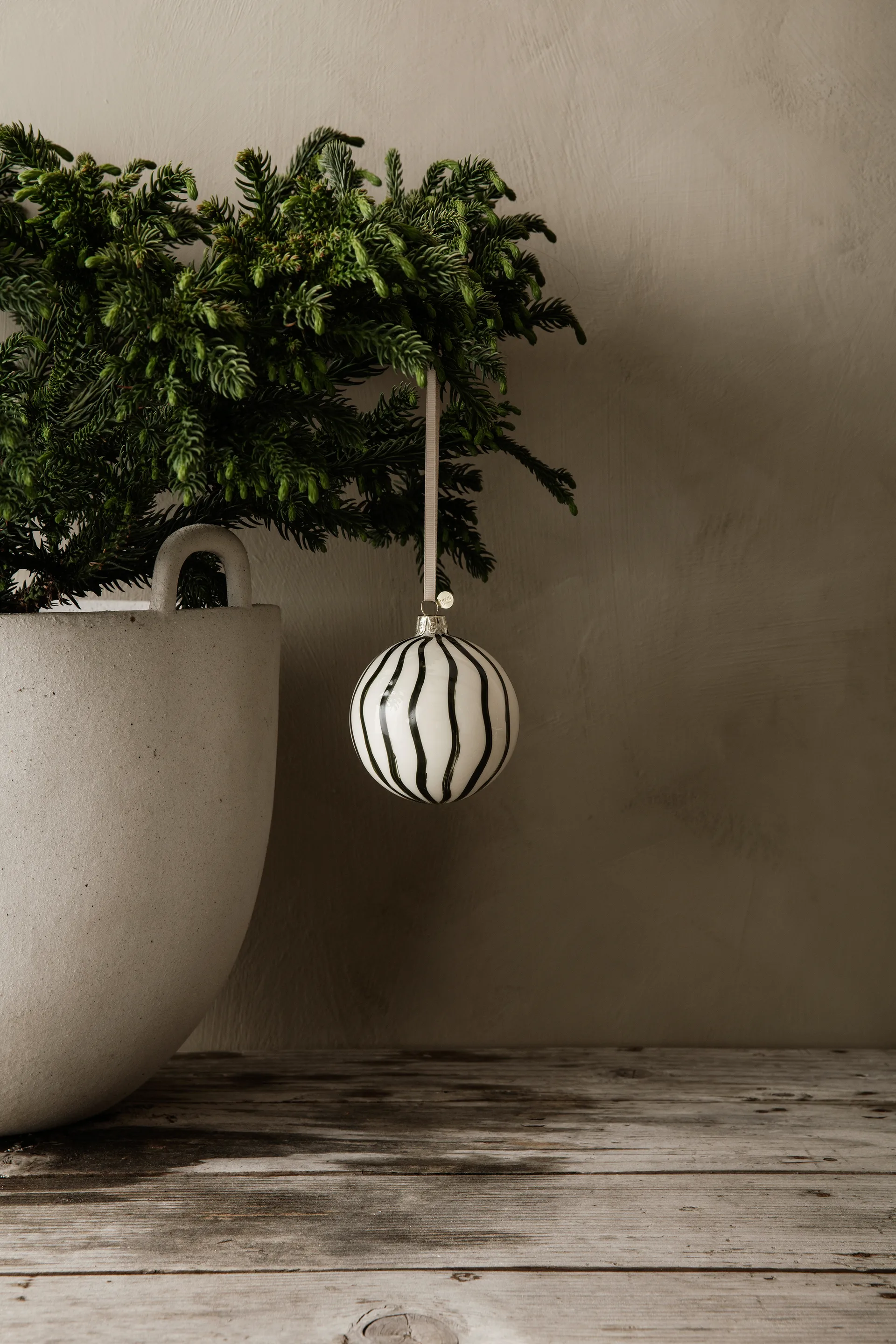 Lines Weihnachtskugel Ø8cm 4er Pack, Grün Ferm Living