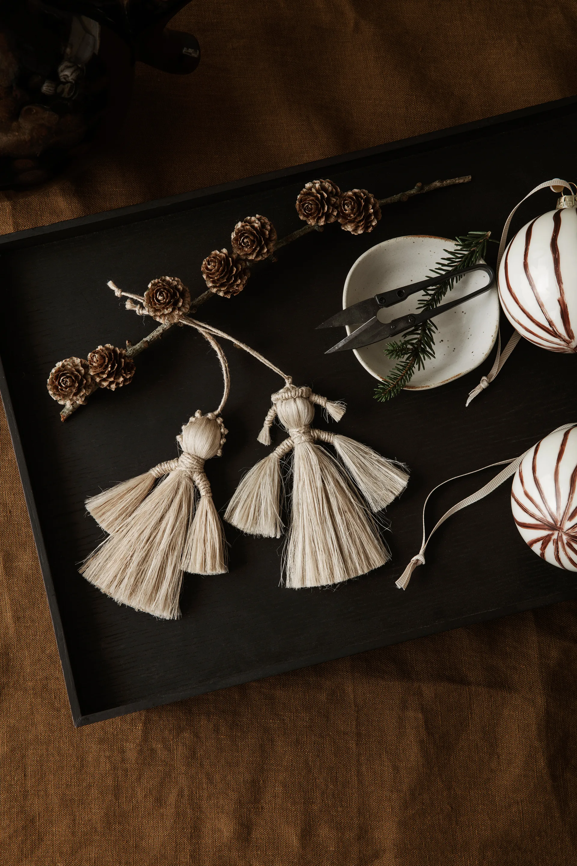 Lines Weihnachtskugel Ø8cm 4er Pack, Rot -braun Ferm Living