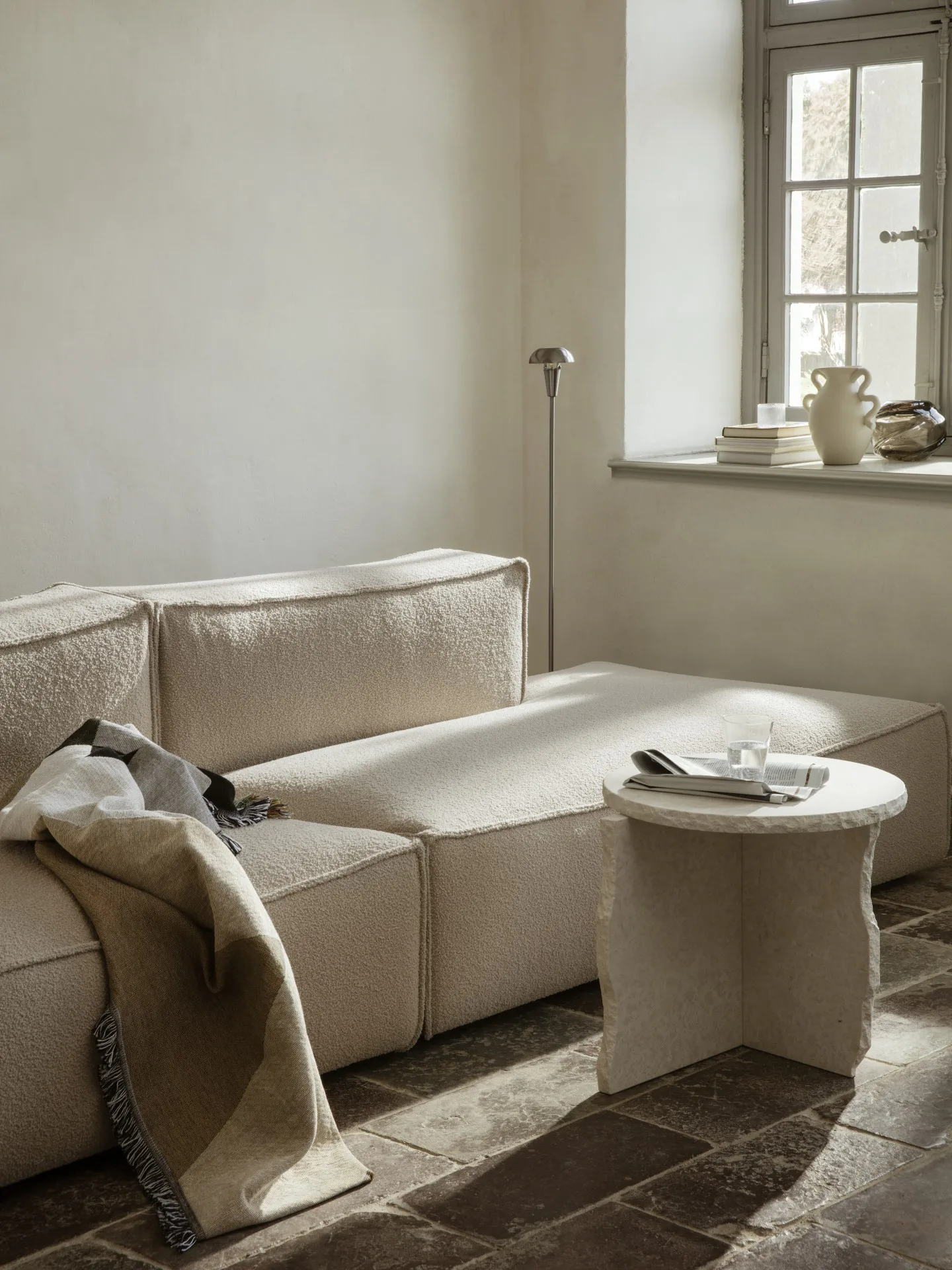 Mineral Sculptural Tisch Ø52cm, Bianco Curia Ferm Living