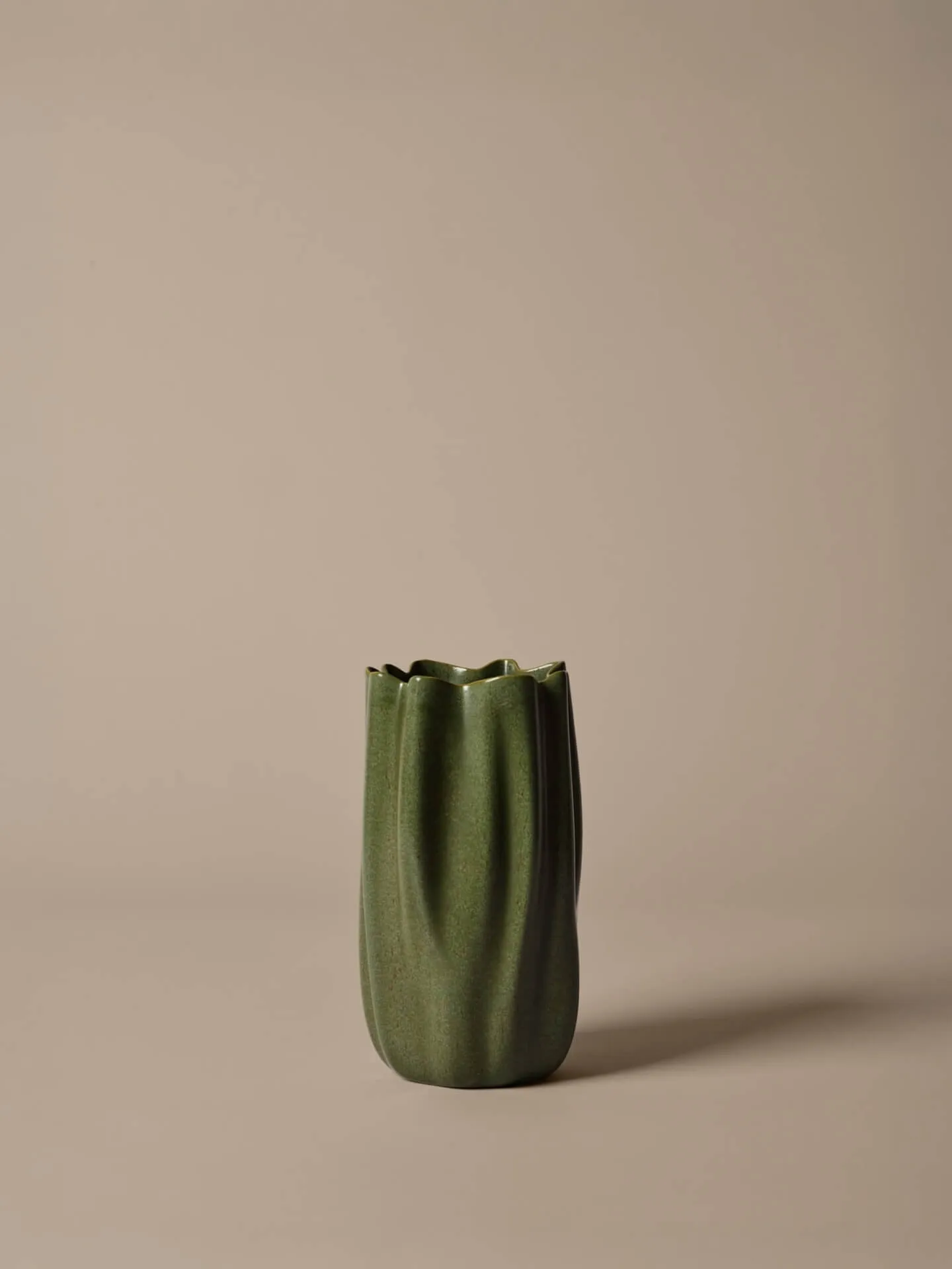 Nium Vase, Dark sage, 23 cm Ferm Living