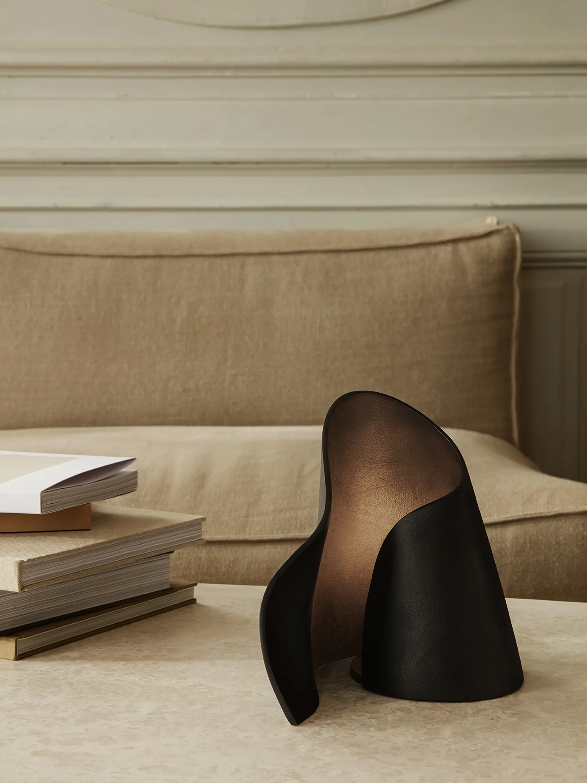 Oyster Tischleuchte, Black Ferm Living