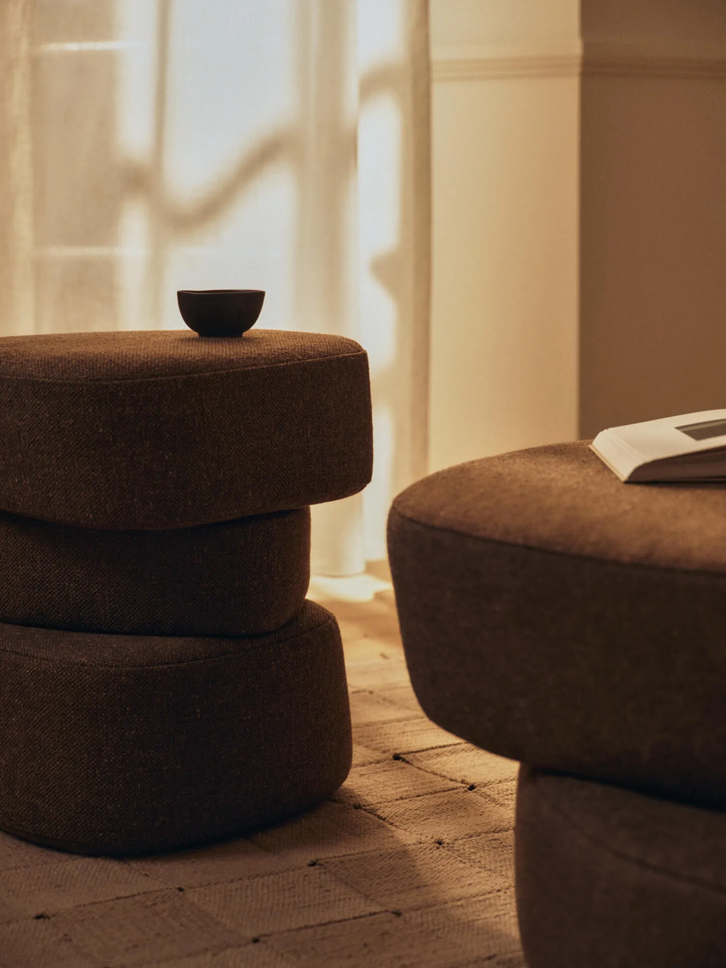 Plyo Stapel-Pouf, Dark brown Ferm Living