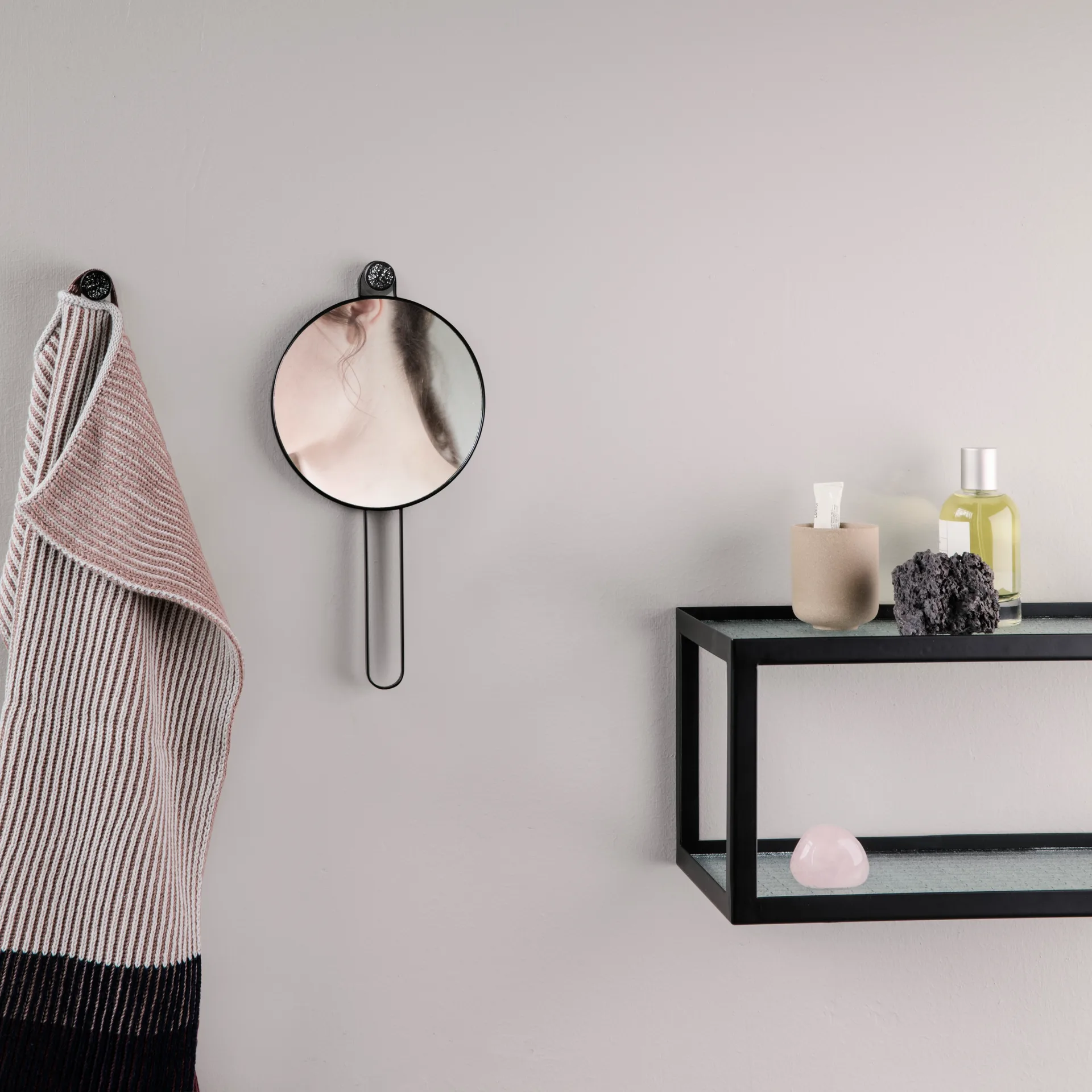 Poise Handspiegel, Schwarz Ferm Living