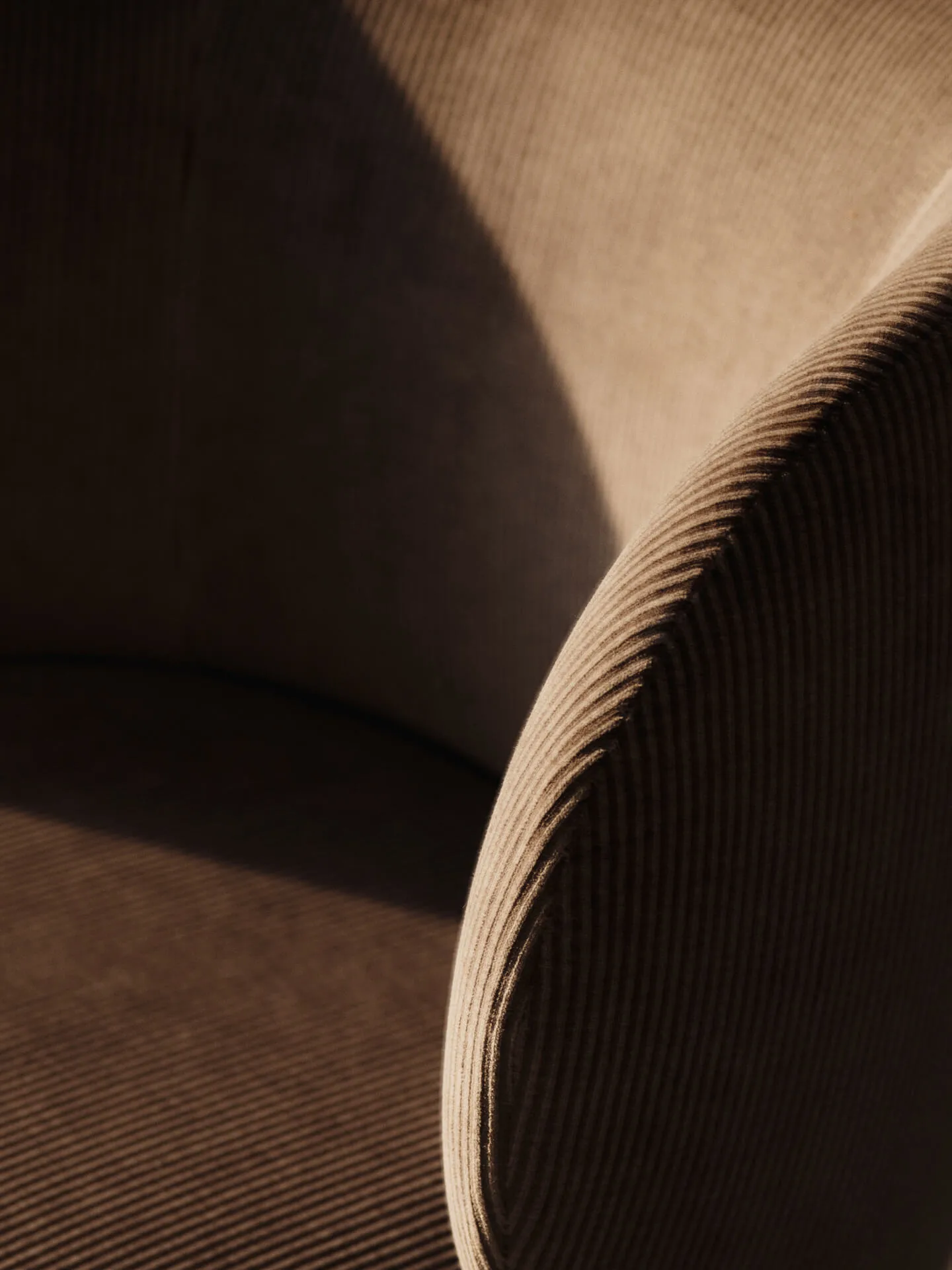 Rico dining chair auf Rädern Devoré Velvet, Flint Grey Ferm Living