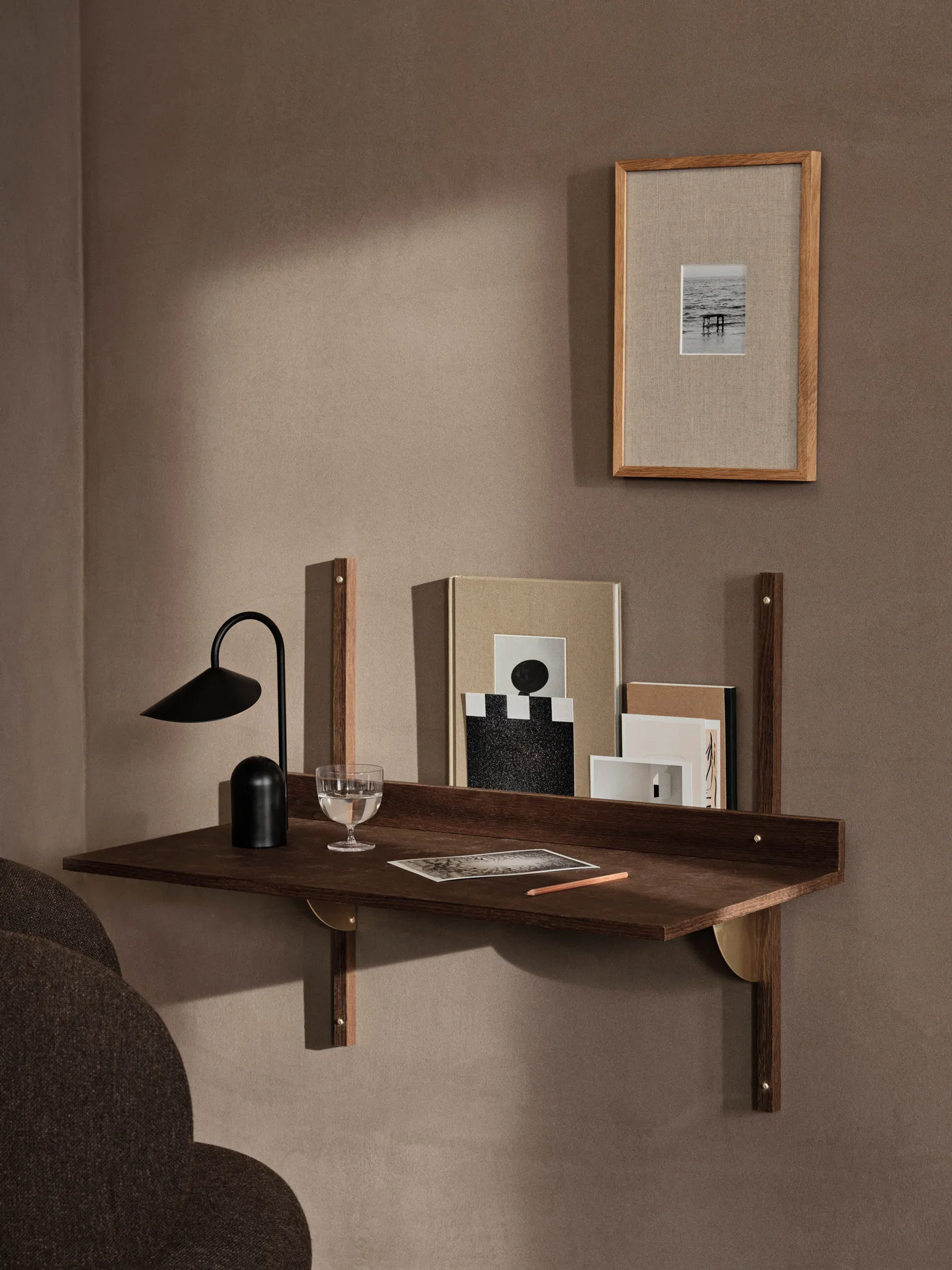 Sector Schreibtisch, Smoked Oak, brass Ferm Living