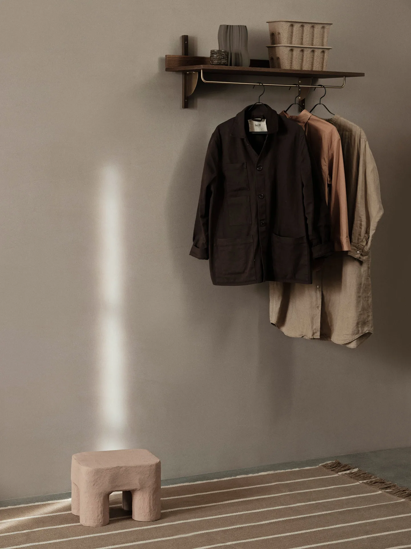 Sector Wandregal mit Stange 37 x 87cm, Smoked Oak, brass Ferm Living