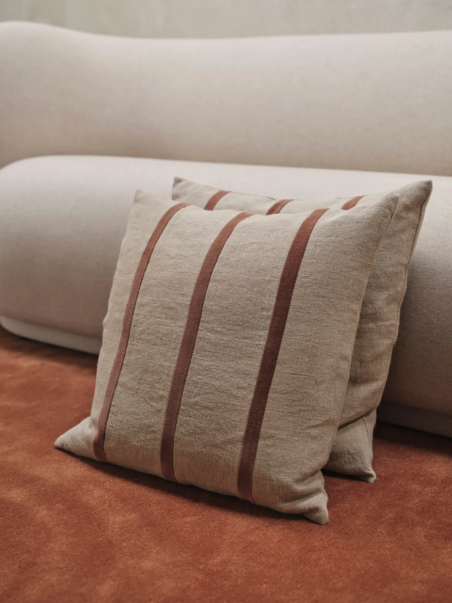 Senti Stripe Kissen 50x50 cm, Linen-carob brown Ferm Living