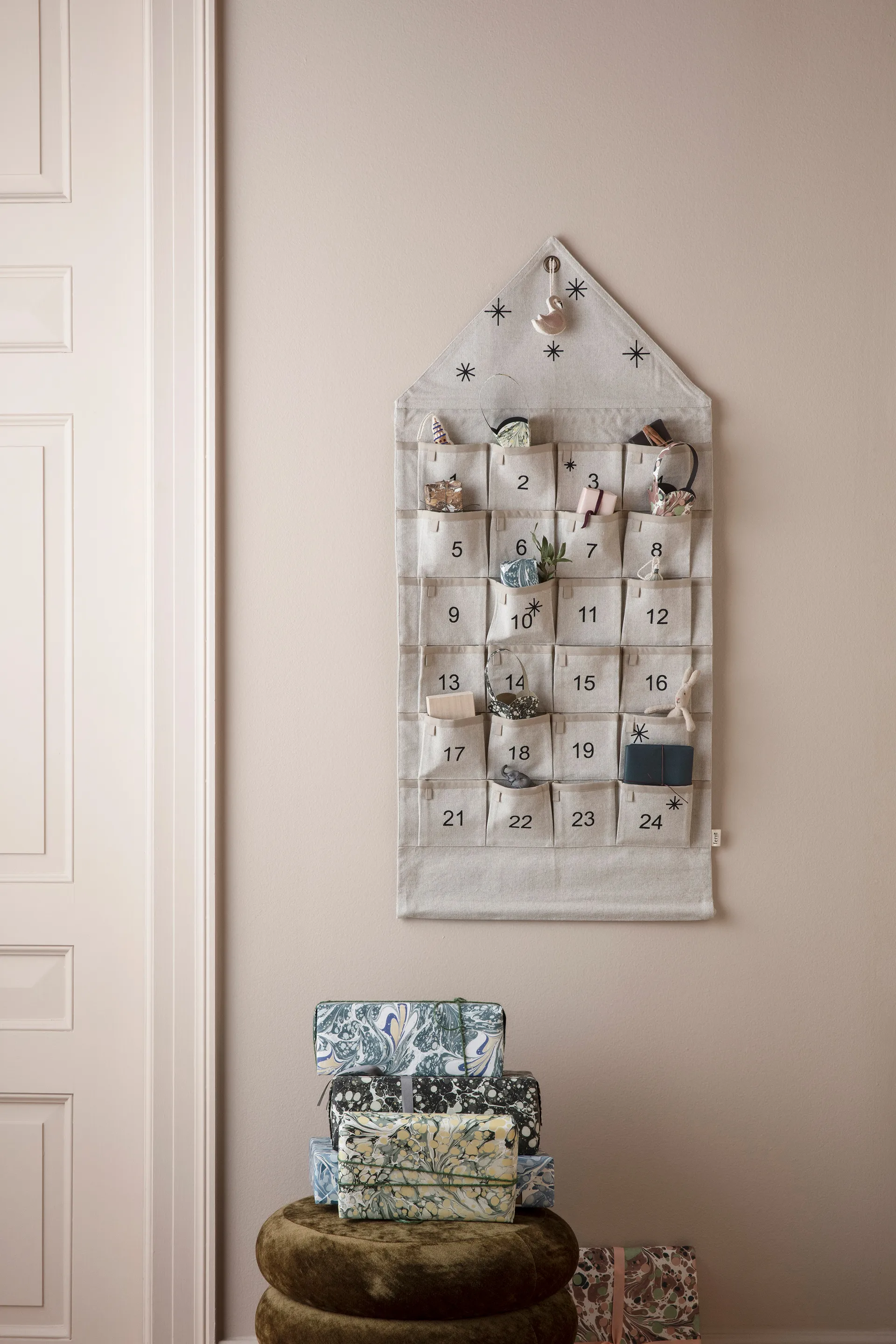 Star Adventskalender Haus 100cm, Sand Ferm Living
