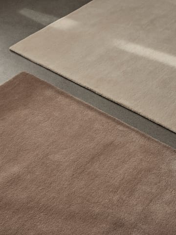 Stille getufteter Teppich - Ash Brown, 140x200 cm - ferm LIVING