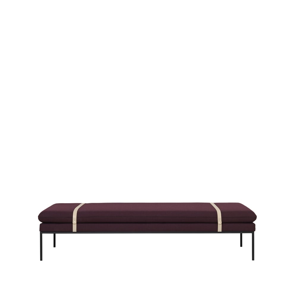 Ferm Living Turn Tagesbett Stoff fiord by kvadrat bordeaux, Gestell schwarz