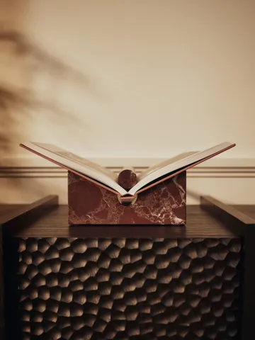 Tvara Buchständer - Rosso levanto, 22x22 cm - Ferm Living