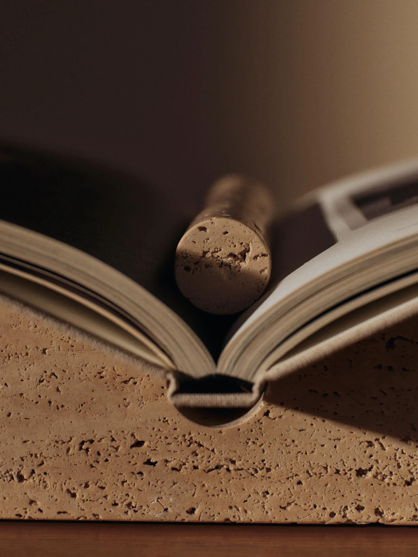 Tvara Buchständer, Travertine, 22x22 cm Ferm Living