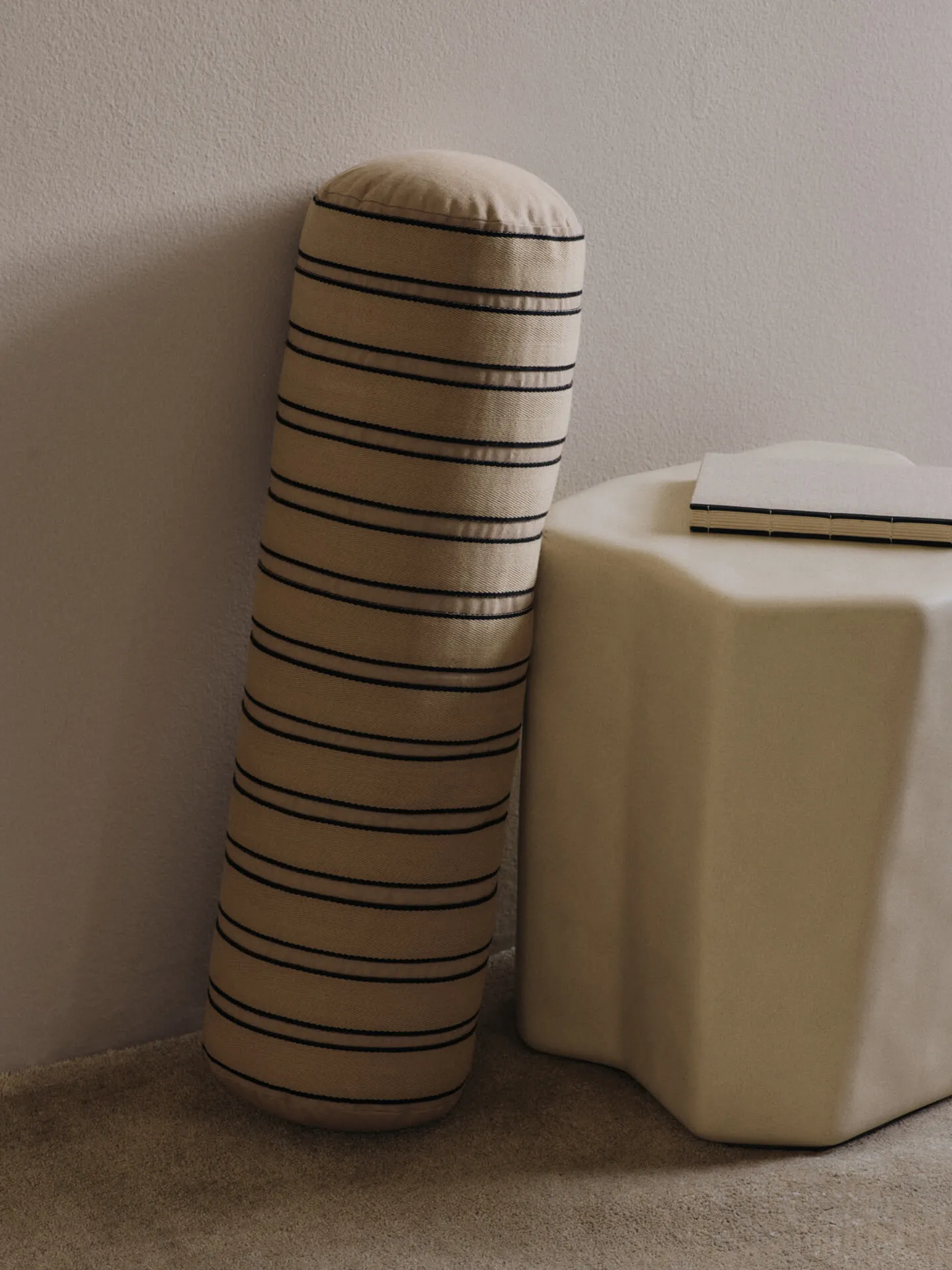 Twill bolster Zylinderkissen, Cashmere-black Ferm Living