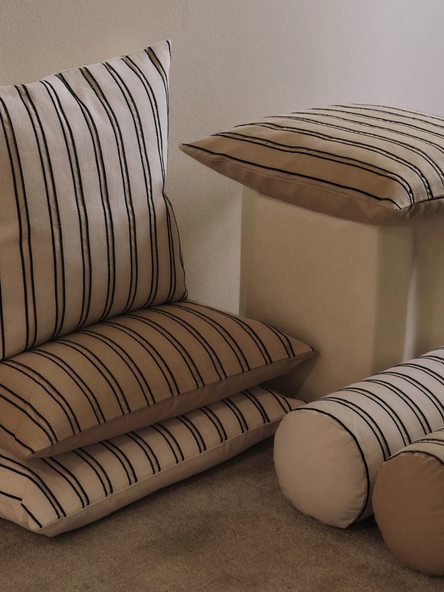 Twill bolster Zylinderkissen, Cashmere-black Ferm Living