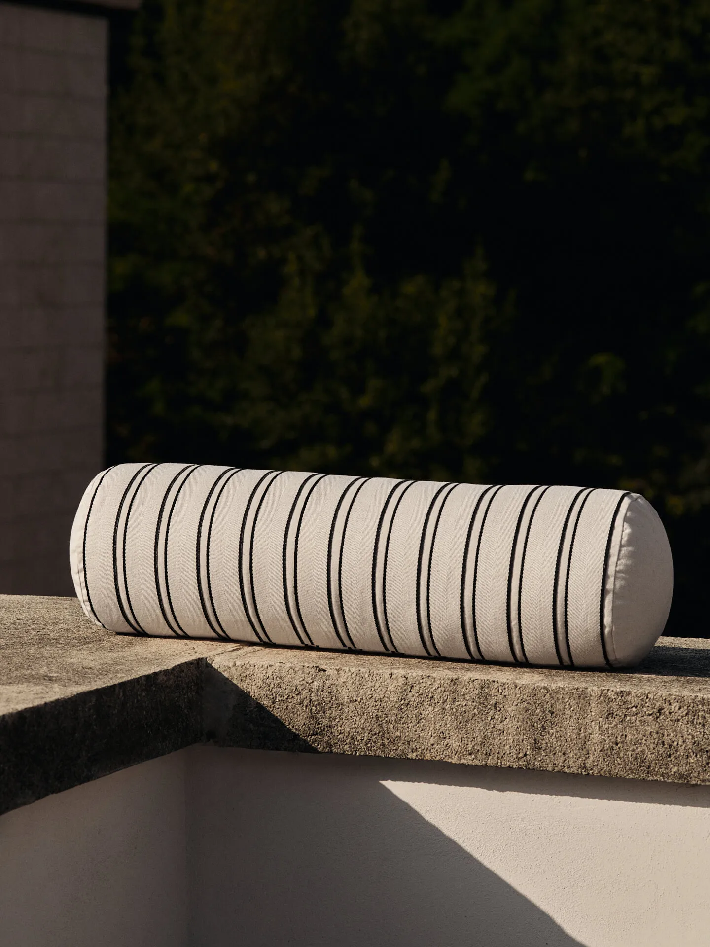 Twill bolster Zylinderkissen, Off-white-black Ferm Living