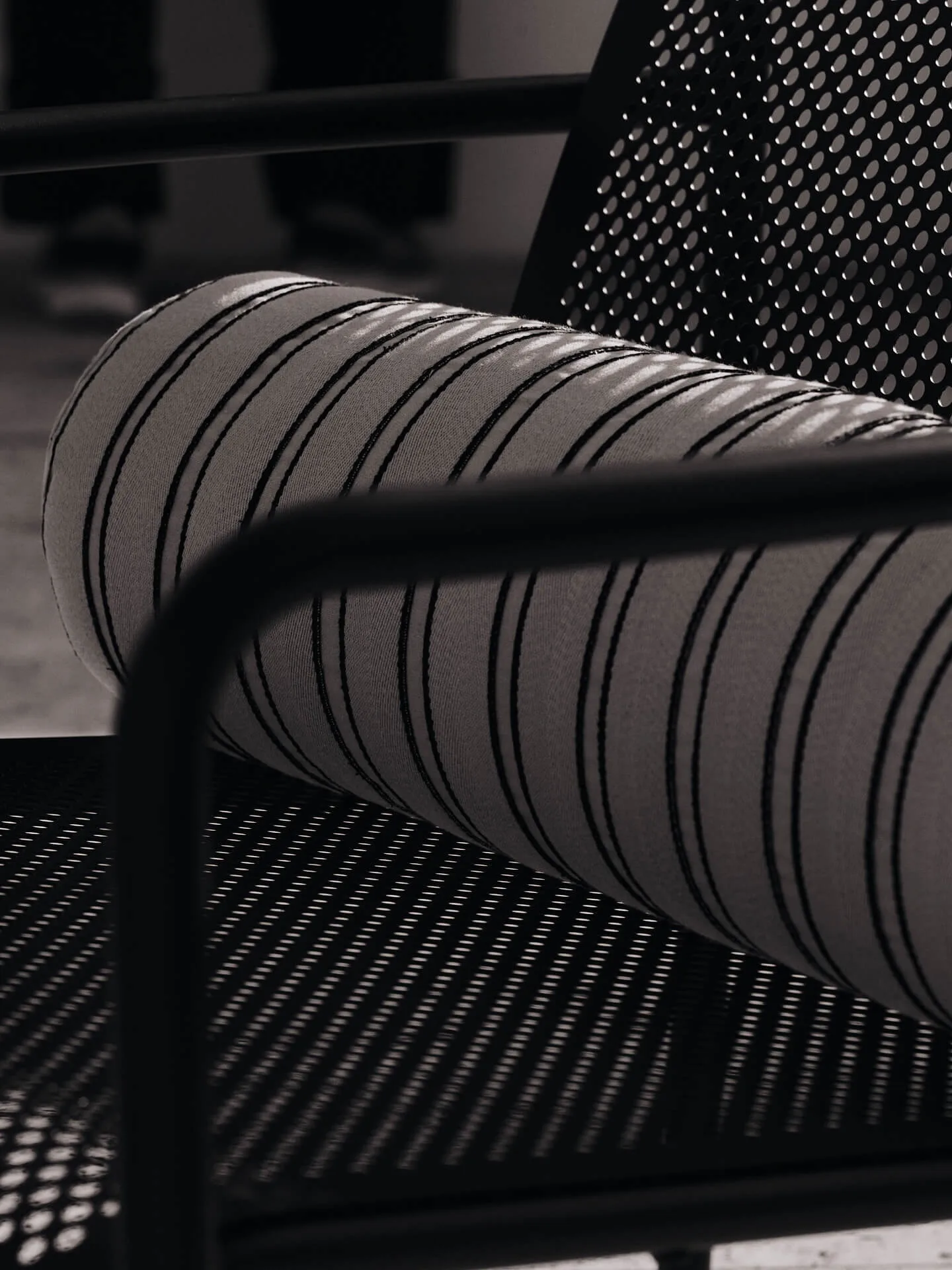 Twill bolster Zylinderkissen, Off-white-black Ferm Living