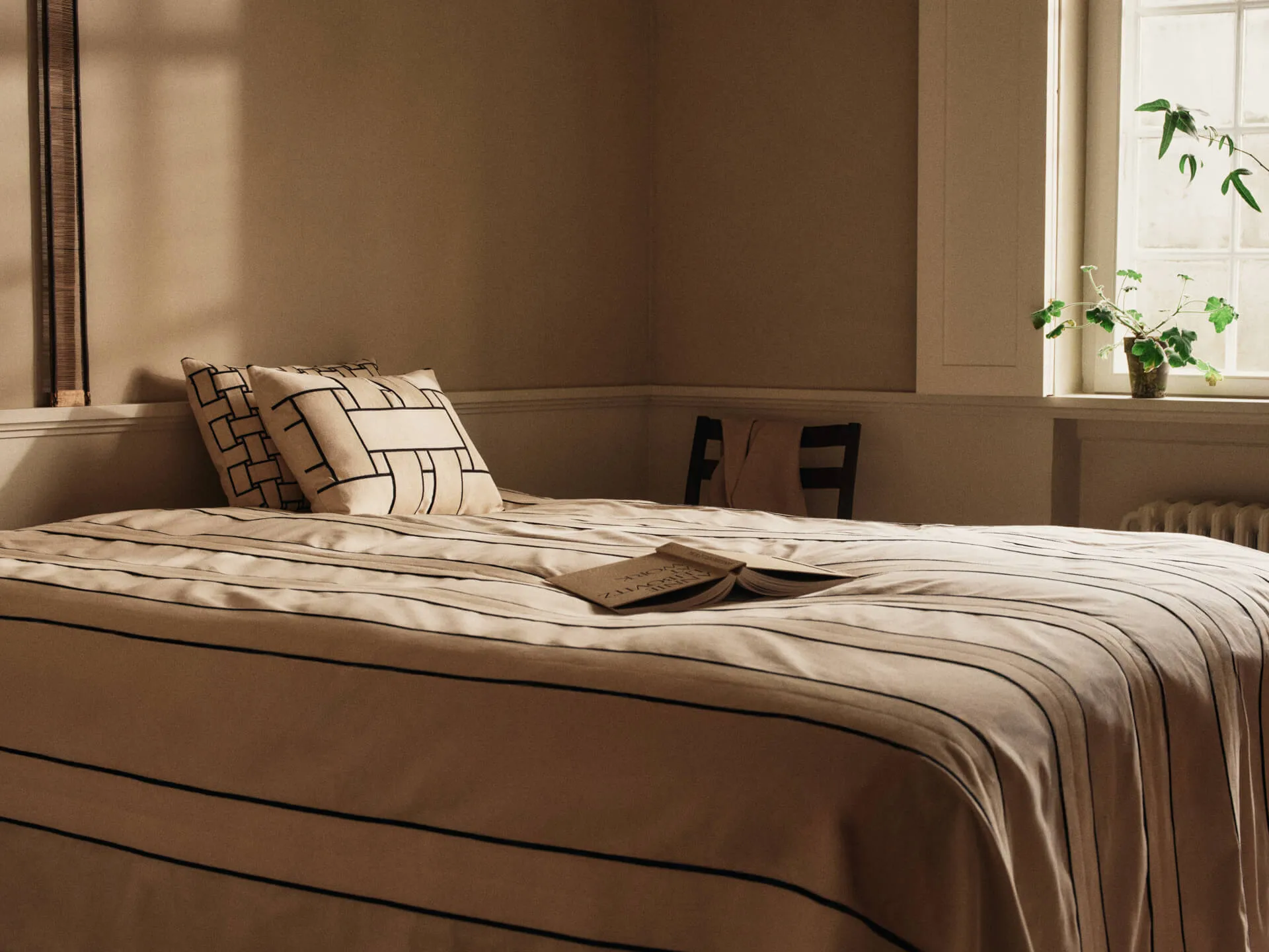 Twill Tagesdecke, Off-white-black, 180x260 cm Ferm Living