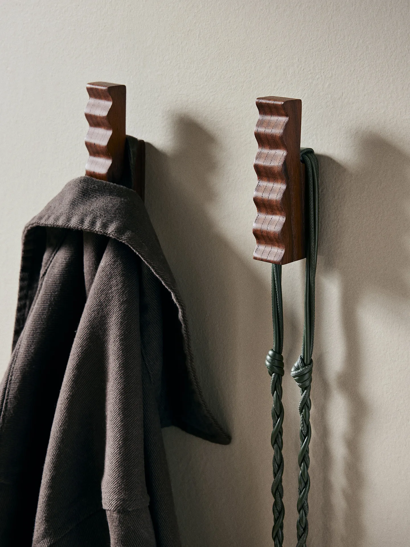 Unda Haken 2er Pack, Dark Brown Ferm Living