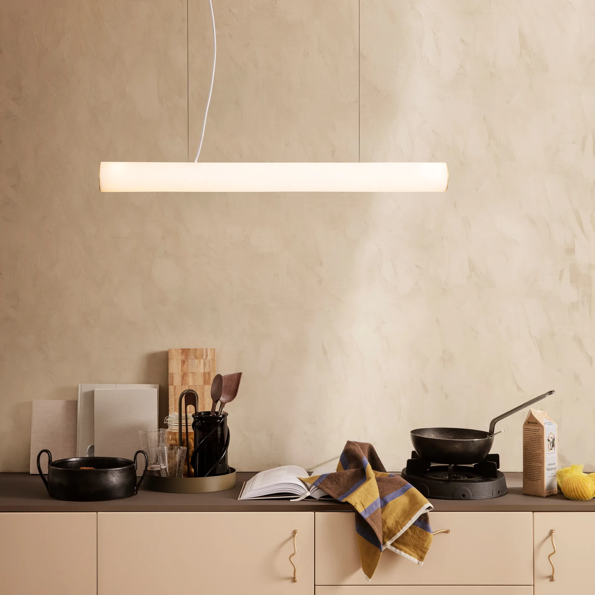 Vuelta Pendelleuchte 100cm, Weiß-Messing Ferm Living