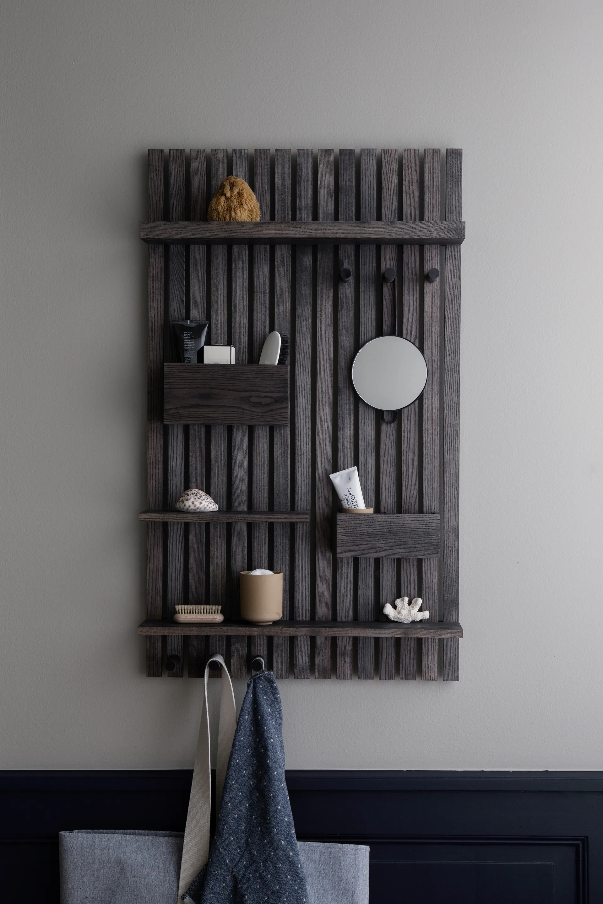 Wooden multi shelf Wandregal, Eiche dunkel gebeizt Ferm Living