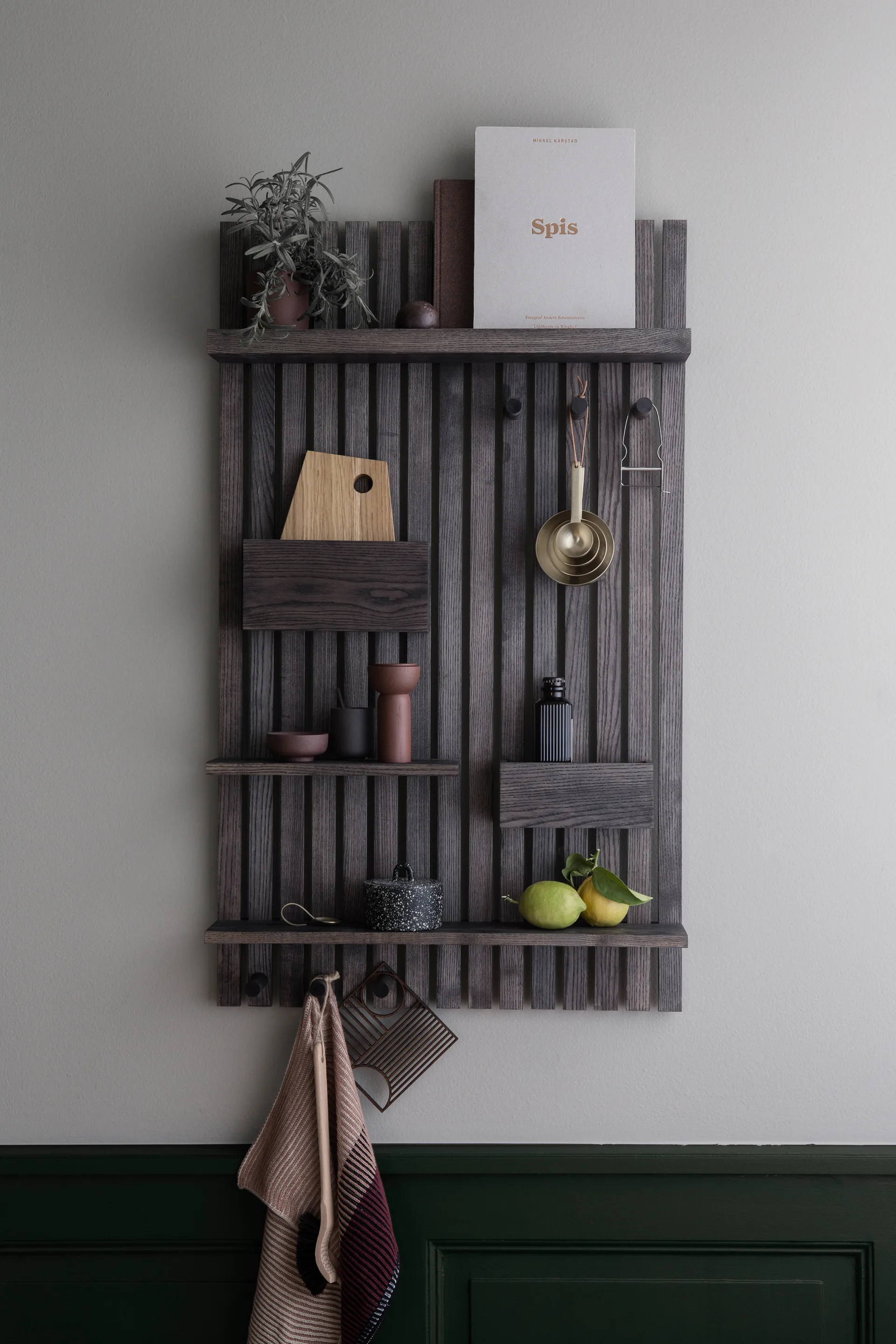 Wooden multi shelf Wandregal, Eiche dunkel gebeizt Ferm Living