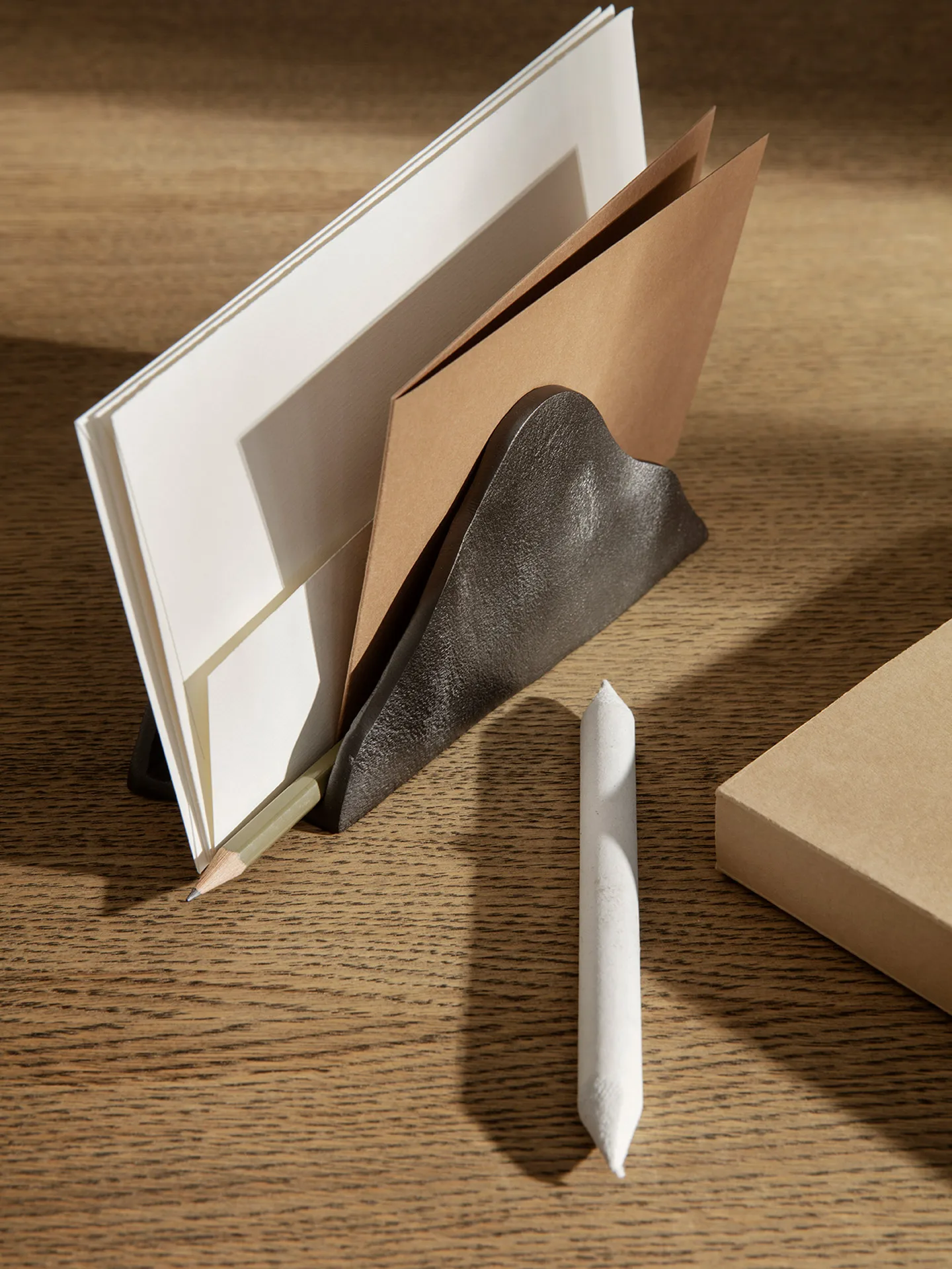 Yama Briefständer, Aluminium geschwärzt Ferm Living
