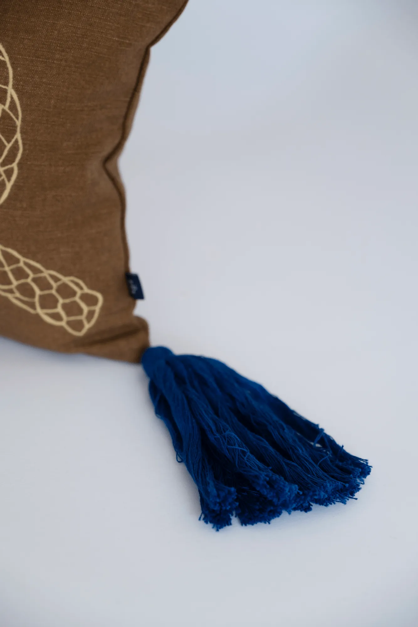 Knop Dekorationskissen, Braun-Gold-Blau, 27x40 cm Fine Little Day