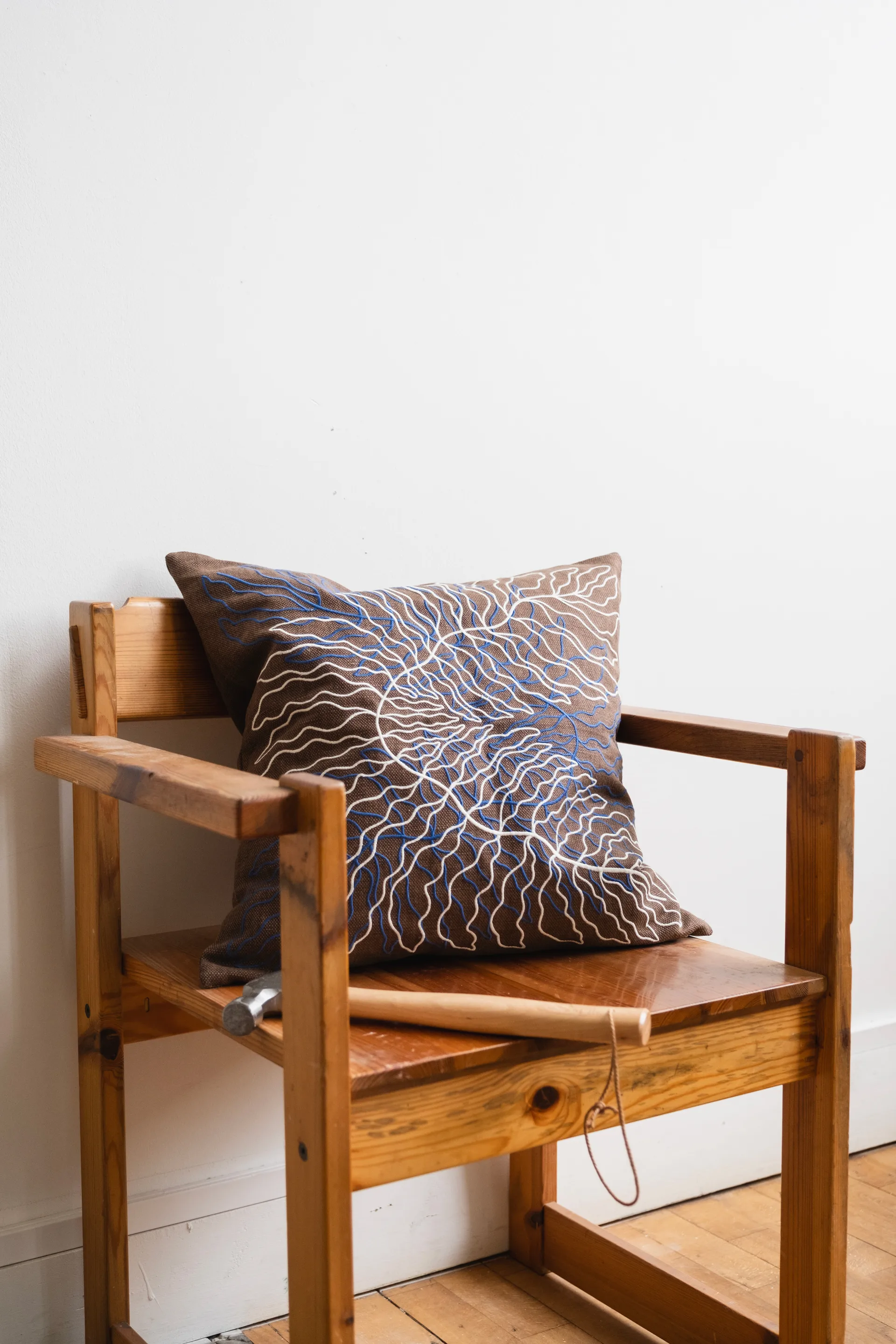 Leaves bestickte Kissenhülle 48x48 cm, Brown Fine Little Day