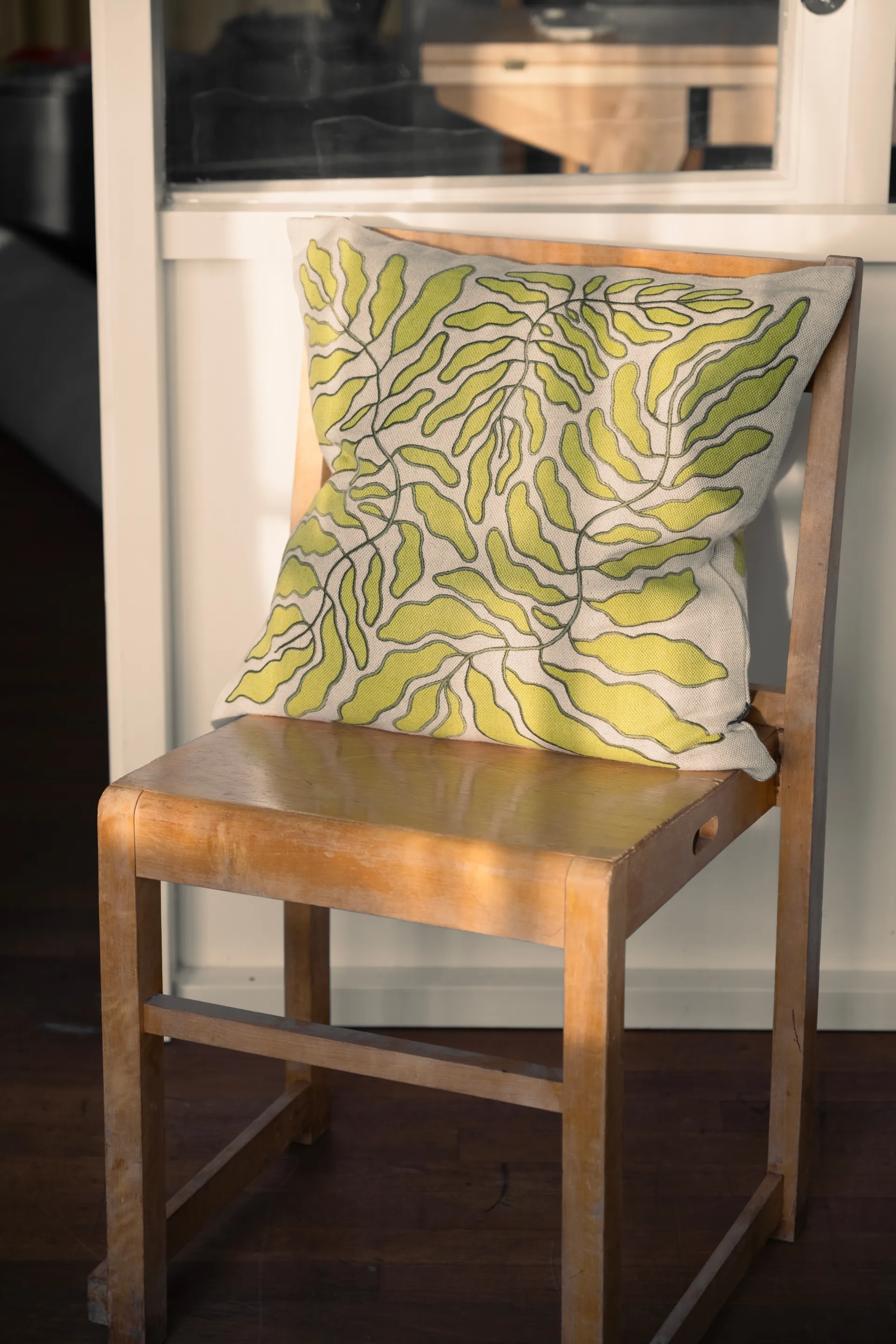 Leaves Kissenbezug bestickt 48x48 cm, Lime-nature Fine Little Day