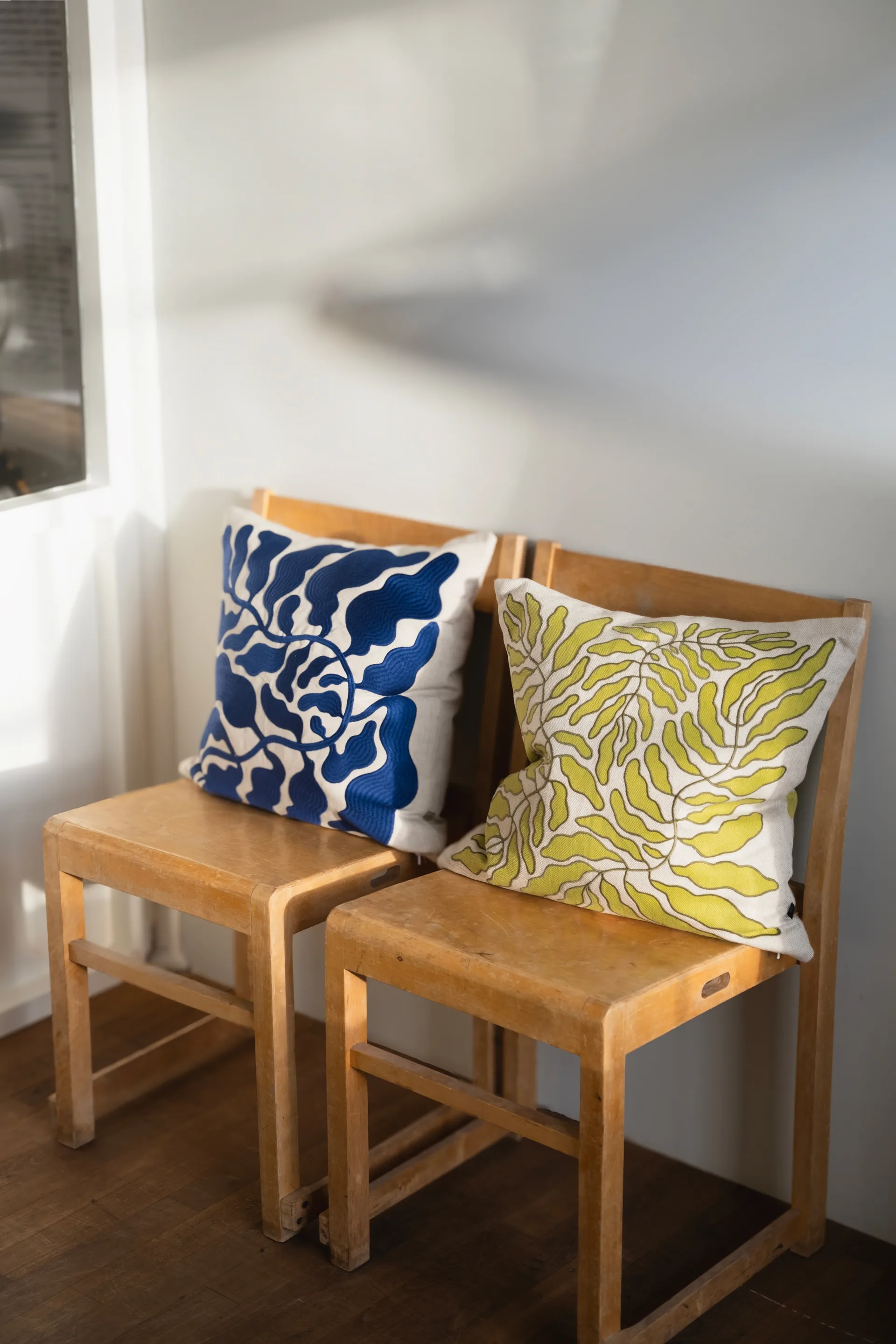 Leaves Kissenbezug bestickt 48x48 cm, Lime-nature Fine Little Day